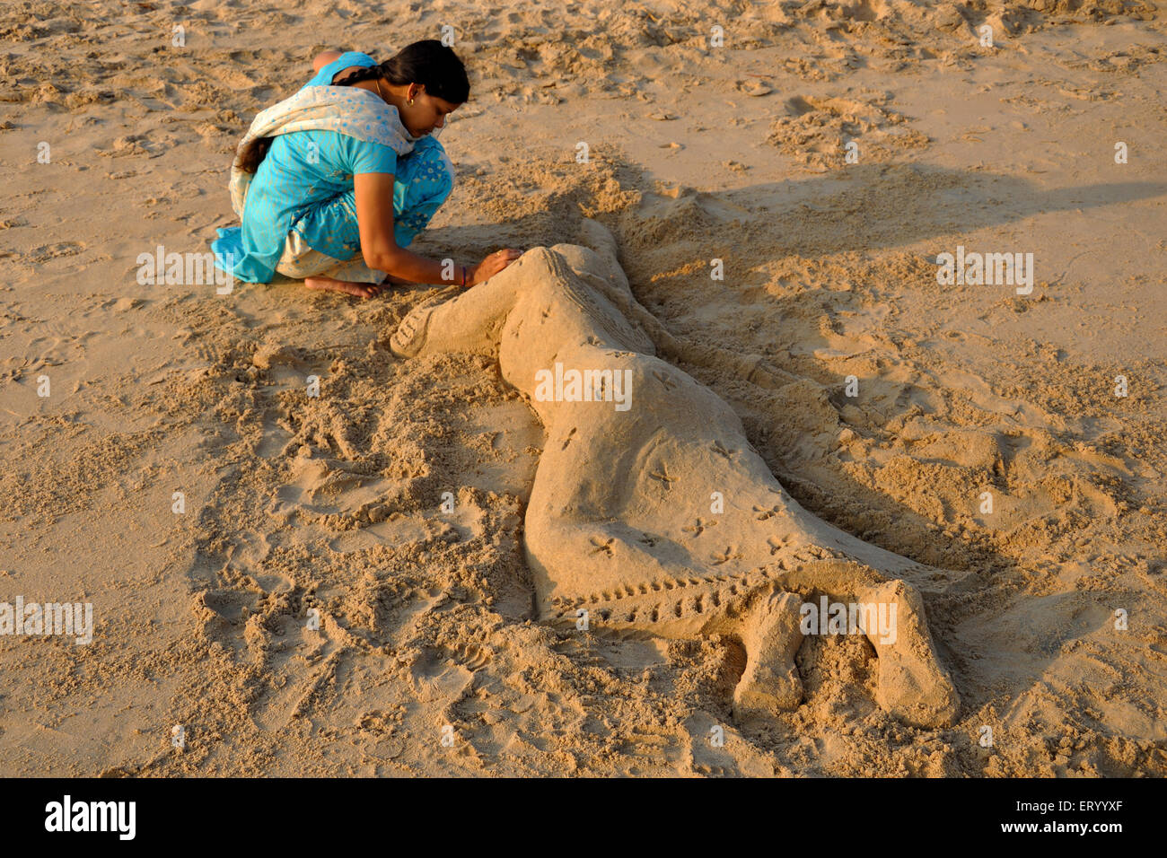 Arte en la arena de la playa de Mar Puri en Orissa Foto de stock