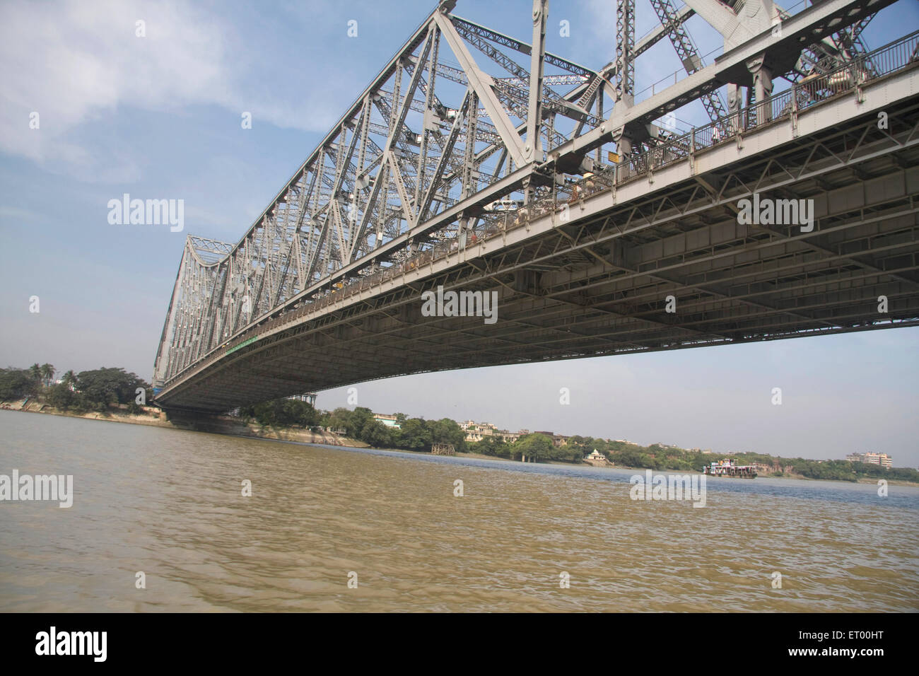 Puente Howrah sobre el río Hoogly, puentes más concurridos del mundo; calcuta , Kolkata ; Bengala Occidental ; India , asia Foto de stock