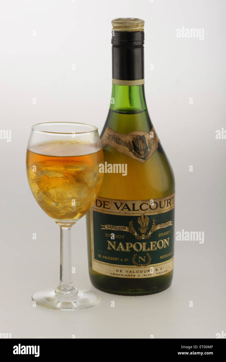 Botella de brandy de Valcourt Napoleón con cristal sobre fondo blanco Foto de stock