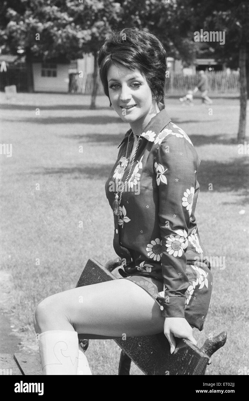 Yvonne Pablo, modelo, actriz y bailarina, de 22 años de edad, fotografiado el 22 de junio de 1969. Foto de stock