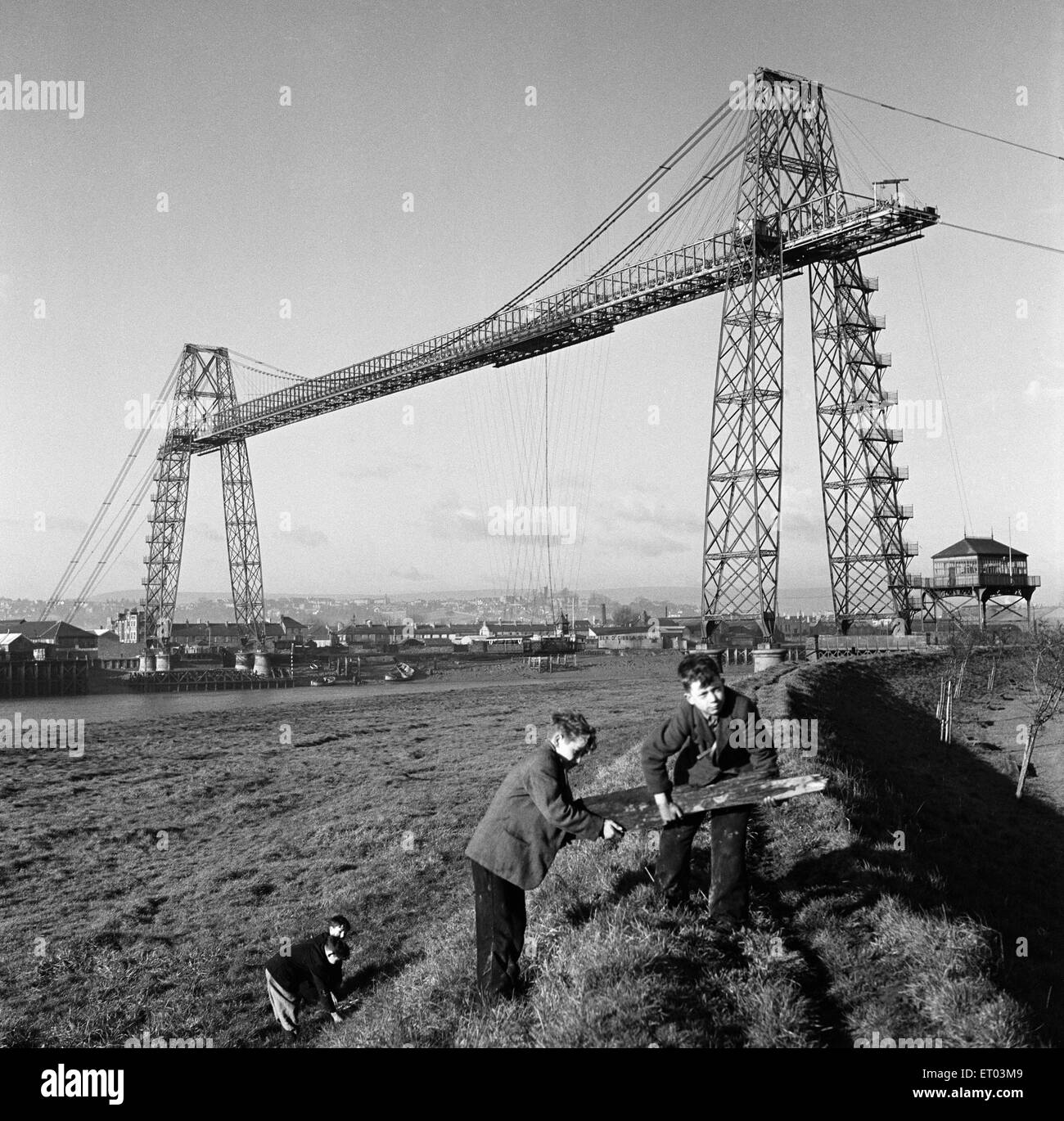 Vistas generales de Newport's puente transportador, Gwent. De enero de 1953. Foto de stock