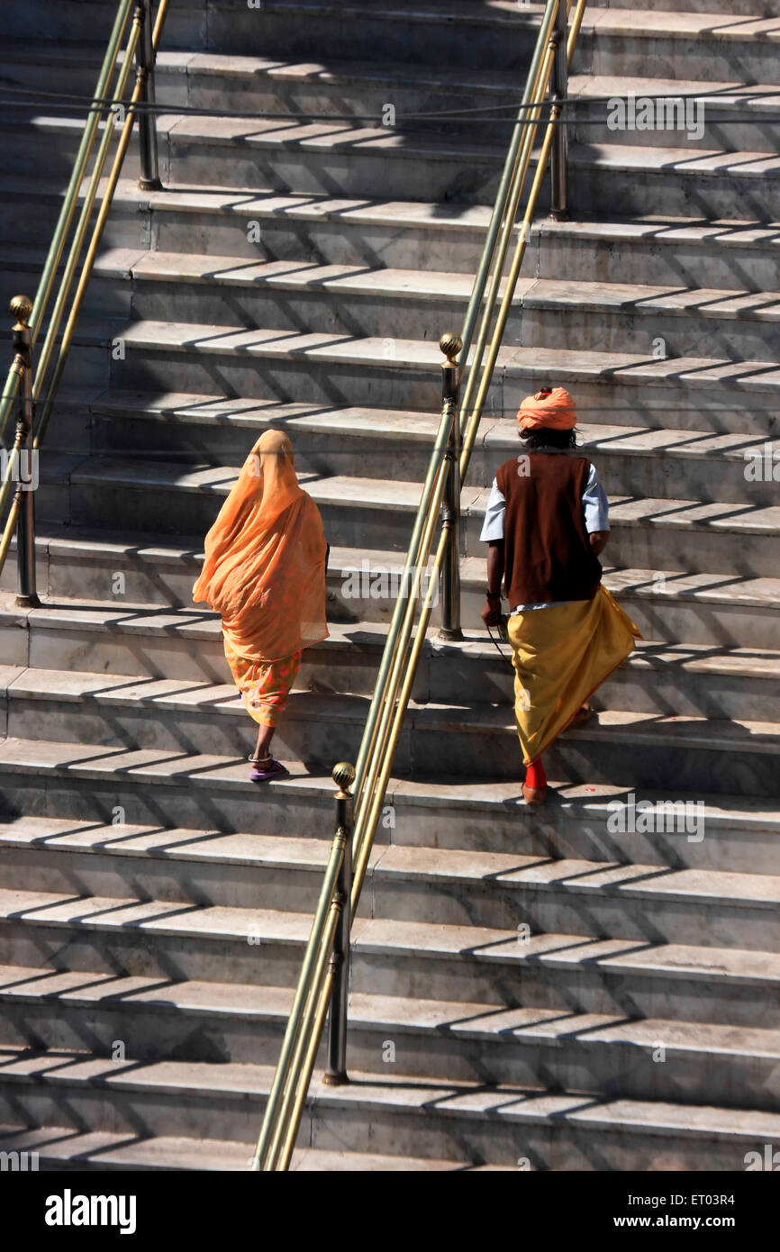 Los devotos del templo pasos de escalada ; ; Rajasthan India Foto de stock