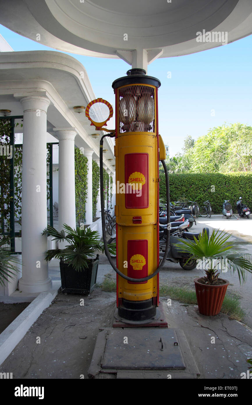 Bomba de gasolina antigua por shell ; manual de la bomba de gasolina. Foto de stock