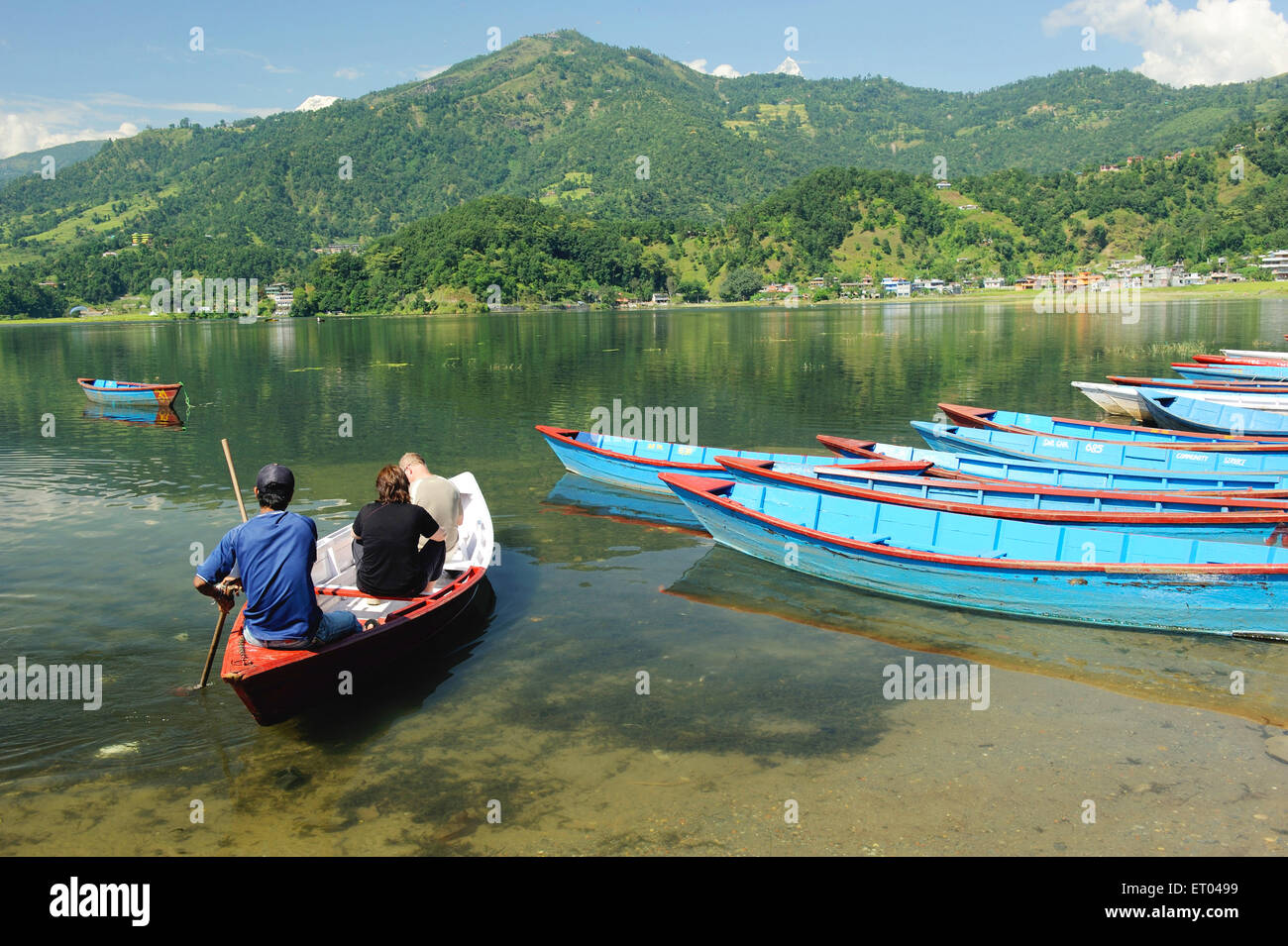 Los turistas en bote en el lago Phewa ; ; Pokhara Nepal Foto de stock