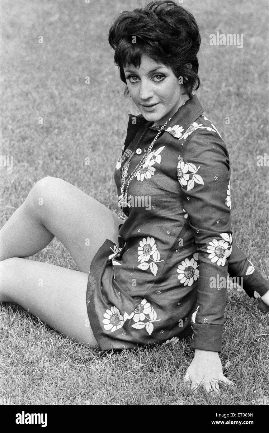 Yvonne Pablo, modelo, actriz y bailarina, de 22 años de edad, fotografiado el 22 de junio de 1969. Foto de stock