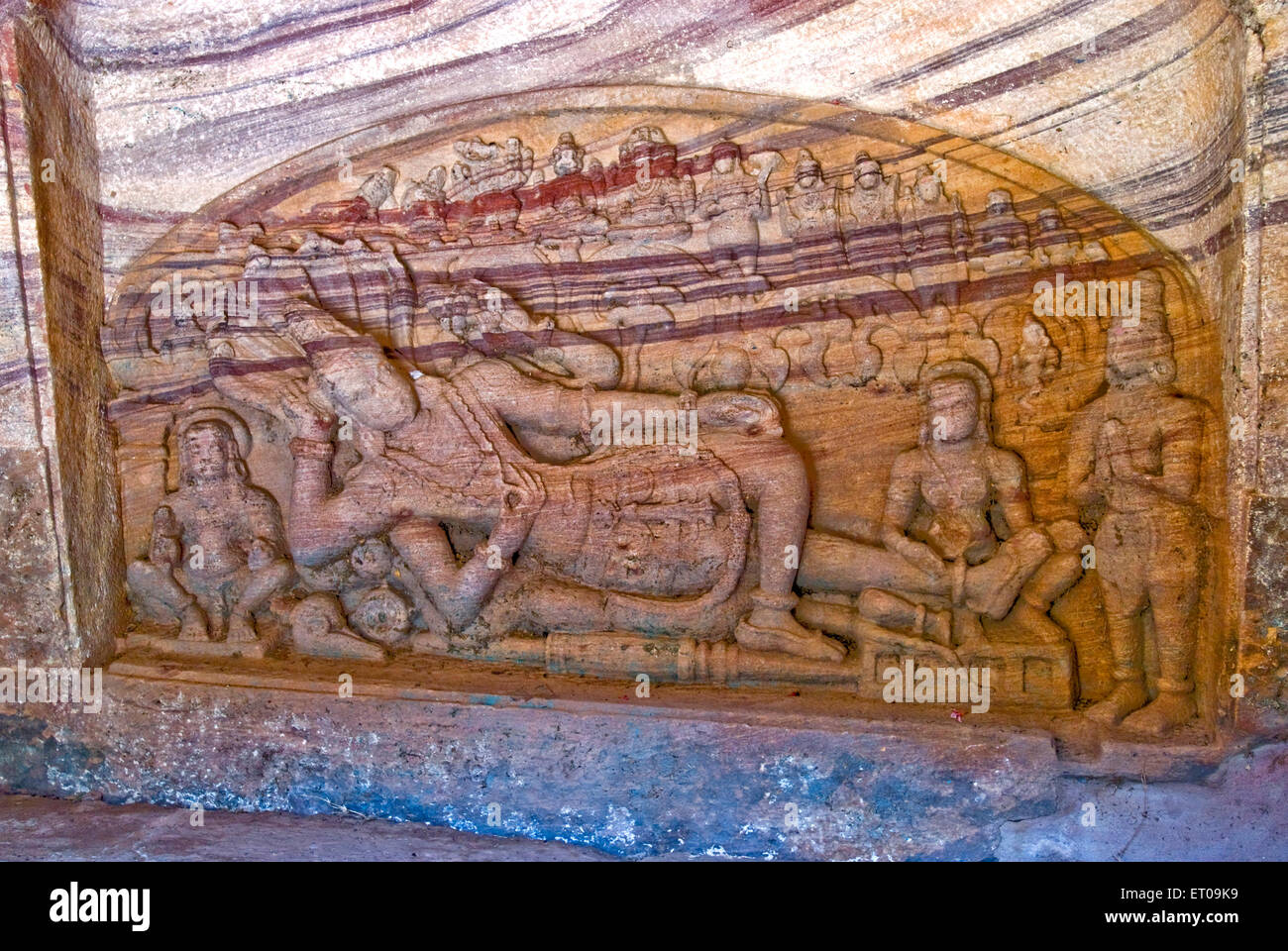Vishnu Ananthashayana bas relieve en el templo cueva de Anantha shayana 7th siglo ; Badami ; Karnataka ; India ; Asia ; Asiático ; indio ; dpa 154084 maa Foto de stock