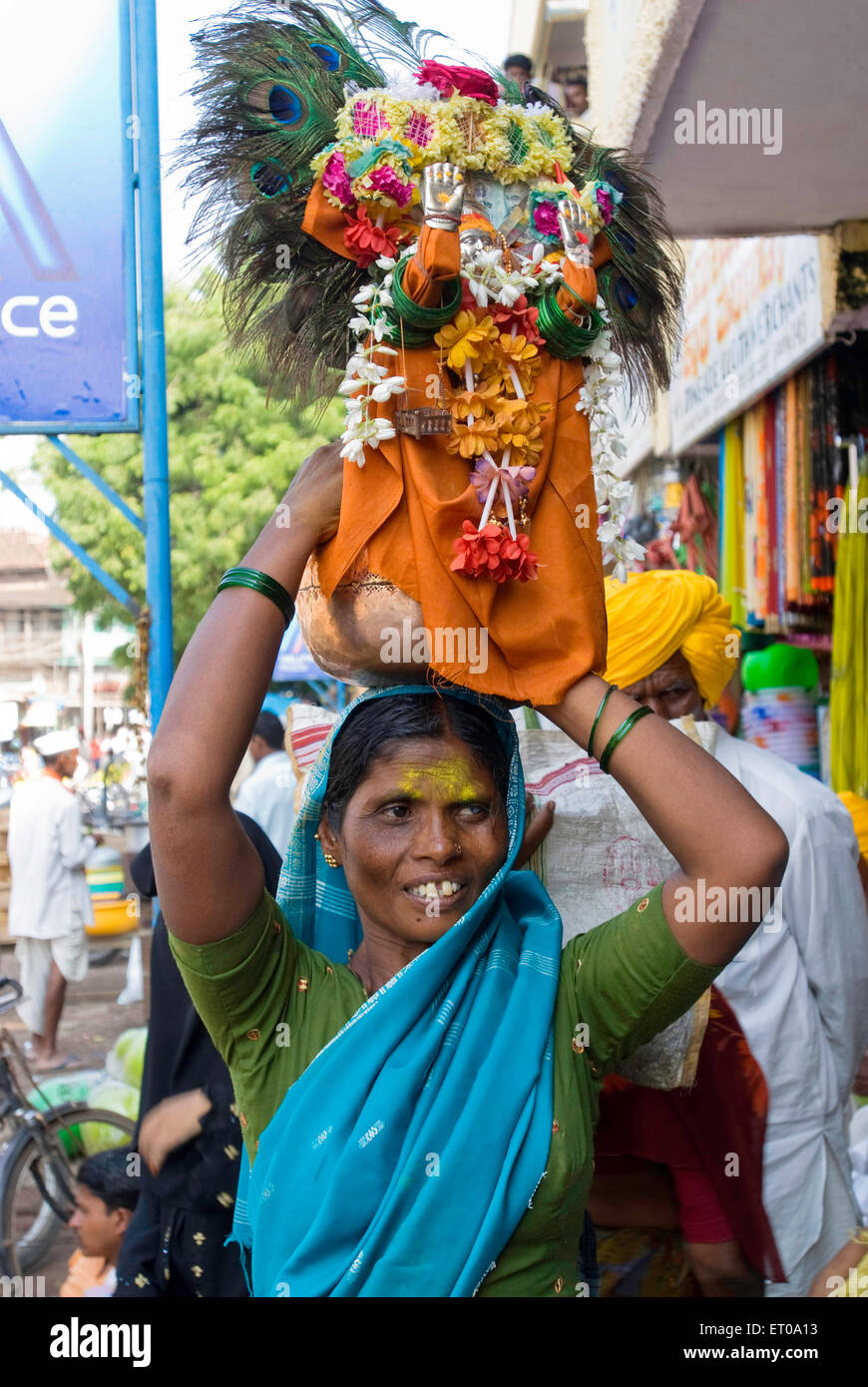 Un devoto al mercado Bijapur ; ; Karnataka India No, señor Foto de stock