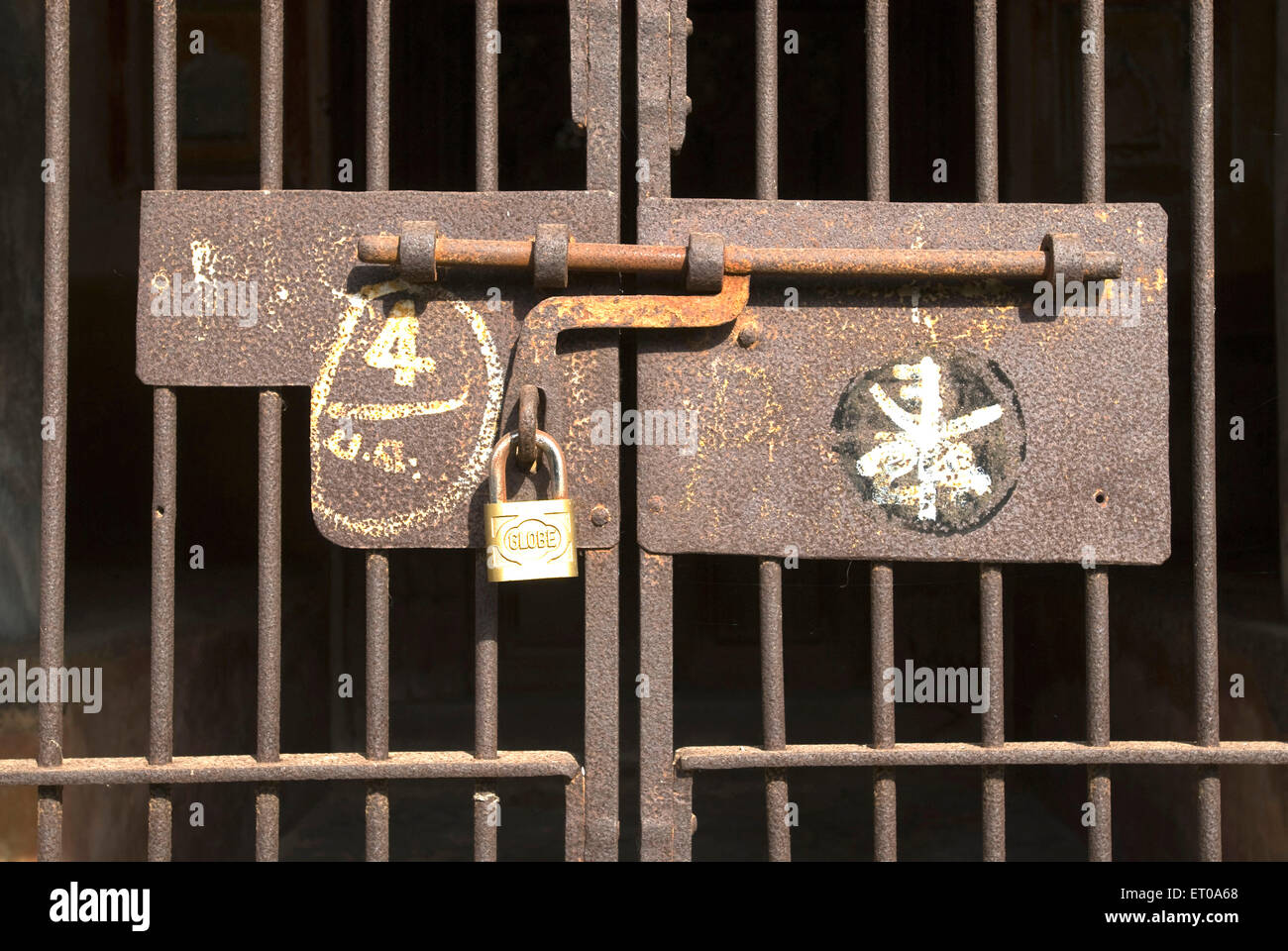 Antigua puerta de hierro con cerradura, Vidur, Tindivanam, Viluppuram,  Tamil Nadu, India, Asia Fotografía de stock - Alamy