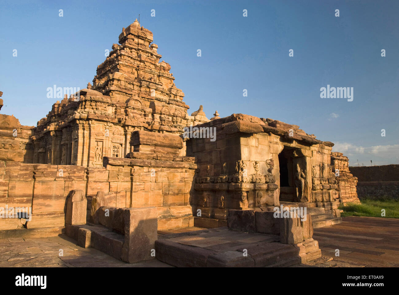 Sitio de Patrimonio Mundial de la UNESCO; el templo Virupaksha es arquitectura dravídico construido por la reina Lokamahadevi Pattadakal ; Karnataka Foto de stock