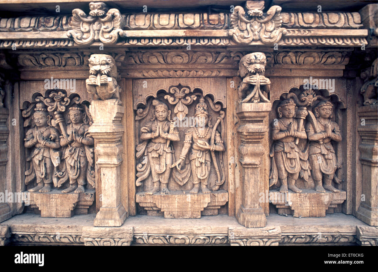 Estatuas talladas en madera en el antiguo carro del templo en Madurai ; Tamil Nadu ; India , asia Foto de stock