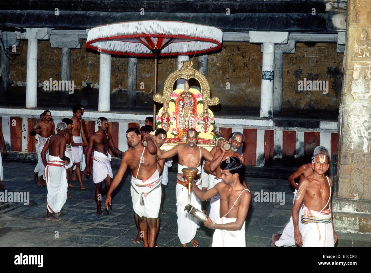 Deidad de Varadarajaswamy Urchave en procesión en el templo Varadarajar Kanchipuram de Tamil Nadu, India Foto de stock