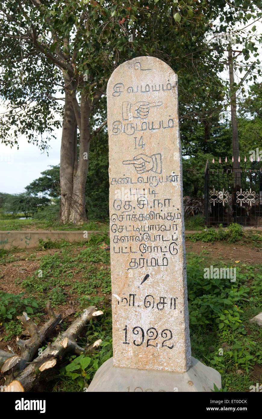 Losa de piedra inscrita en Tamil , 1922 , Tiruppattur , Tirupathur , Tirupattur , Tamil Nadu ; India , asia Foto de stock