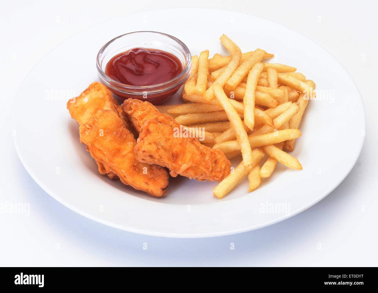 Picante alitas de pollo con papas fritas y ketchup Fotografía de stock
