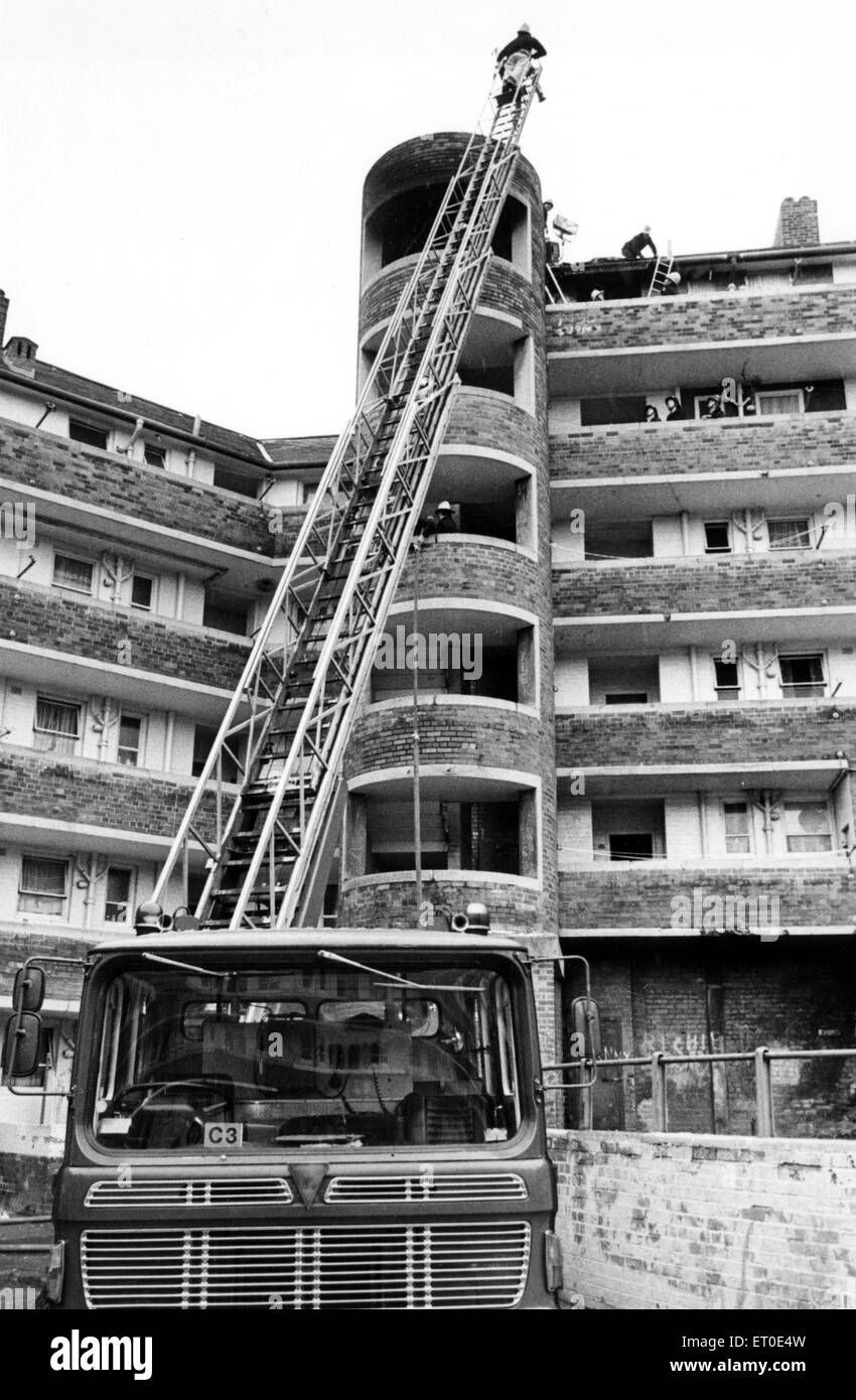 Bomberos de abordar un blaze a Gerard Gardens, el incendio afectó un piso superior y pronto se extendió al techo, pero fue rápidamente bajo control. Gerard Gardens, un bloque de vivienda en el centro de Liverpool. Diseñada y construida en 1930 por el arquitecto, Sir Foto de stock