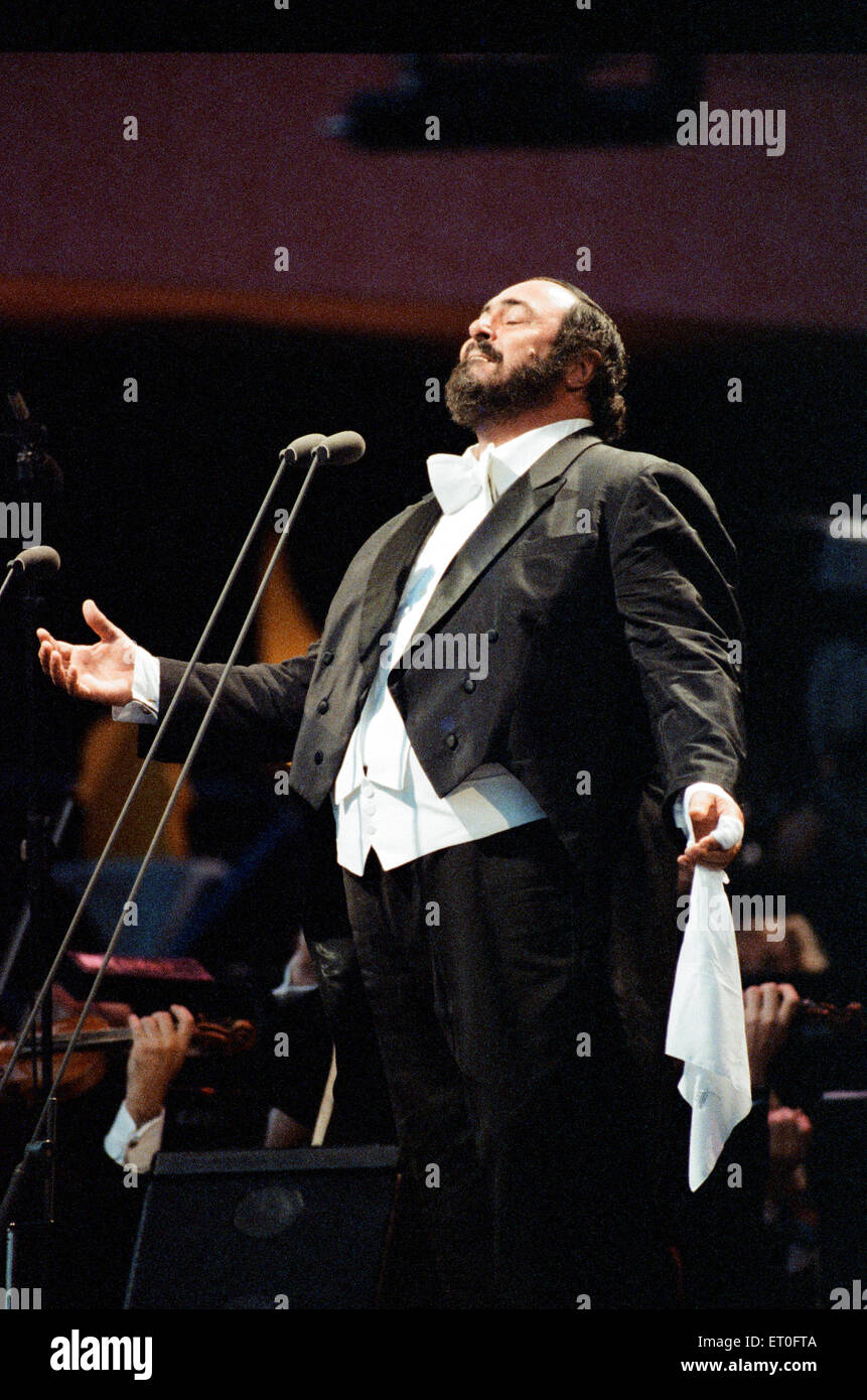 Luciano Pavarotti, el tenor italiano, cantando en un concierto al aire libre en el Hyde Park de Londres. Este fue un concierto gratuito para celebrar sus 30 años en la ópera. El 30 de julio de 1991. Foto de stock