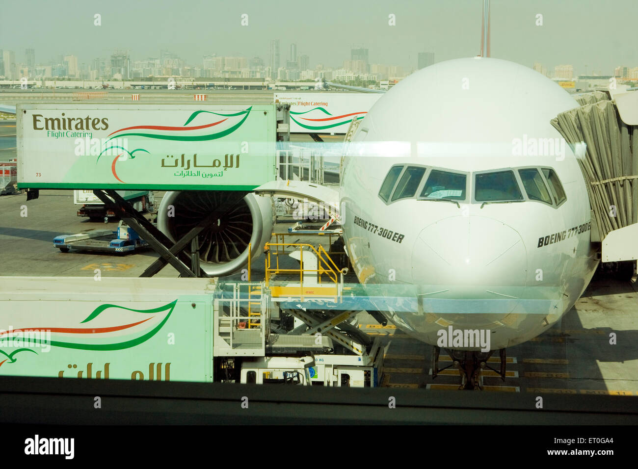 Emiratos avión Boeing 777 300 ER El Aeropuerto Internacional de Dubai Foto de stock
