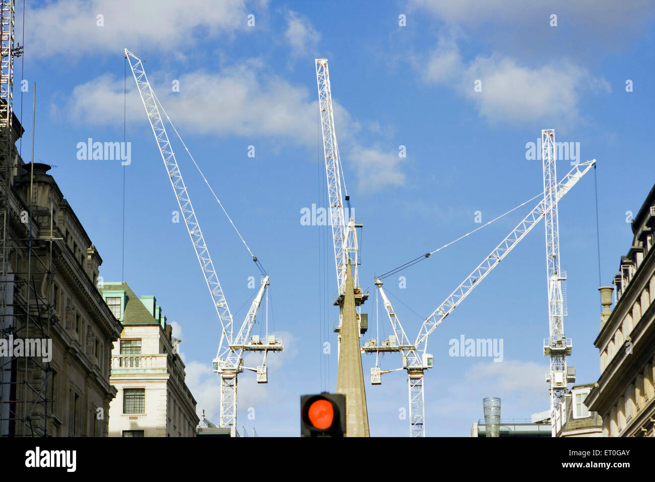 Cuatro grúas de construcción , Londres , Inglaterra , Reino Unido , Reino Unido Foto de stock