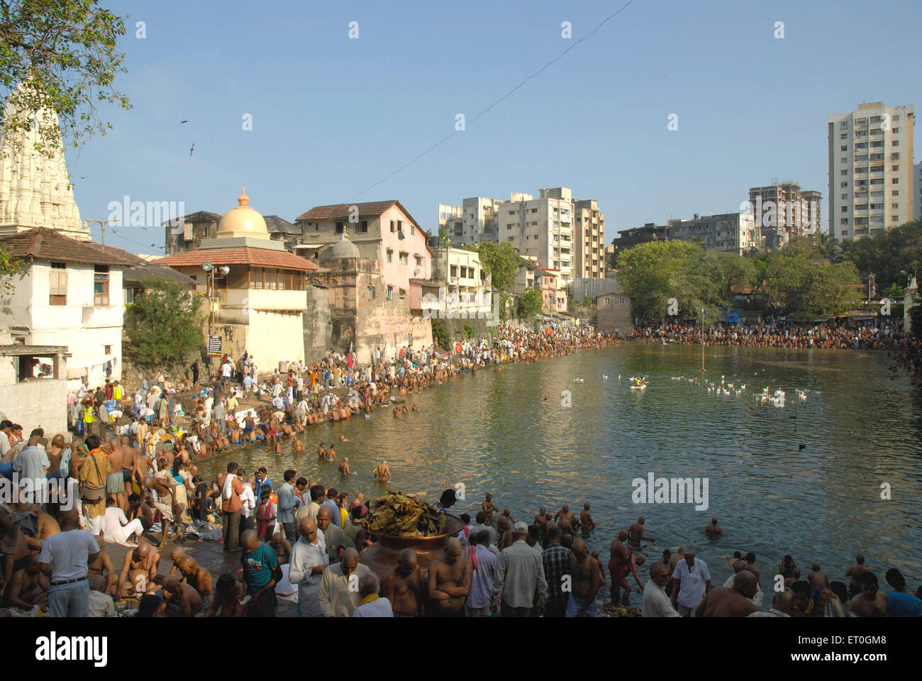 Gente que realiza puja en Pitri Paksha ; Sarvapitri Amavasya en el tanque de agua de Banganga ; Walkeshwar ; Malabar Hill ; Bombay ; Mumbai ; India ; Asia Foto de stock