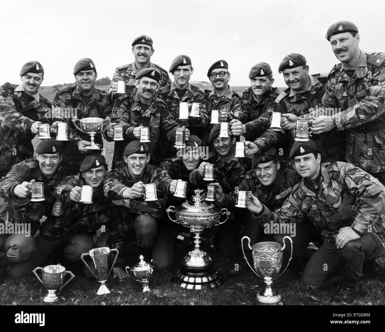Hotshots de Yorkshire fueron las estrellas de una reciente competición de tiro. Los miembros del primer batallón de voluntarios de Yorkshire ganó una impresionante selección de trofeos en el distrito nororiental conjunta y Yorkshire voluntarios armas sartén celebrada en Catterick ruge. El 7 de agosto de 1990. Foto de stock