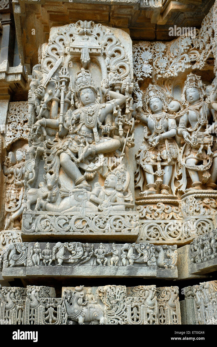 Hoysala proporcionan espacio para gran número de figuras de deidades en pared en templo de Shiva ; Halebidu ; distrito Hassan ; Karnataka Foto de stock