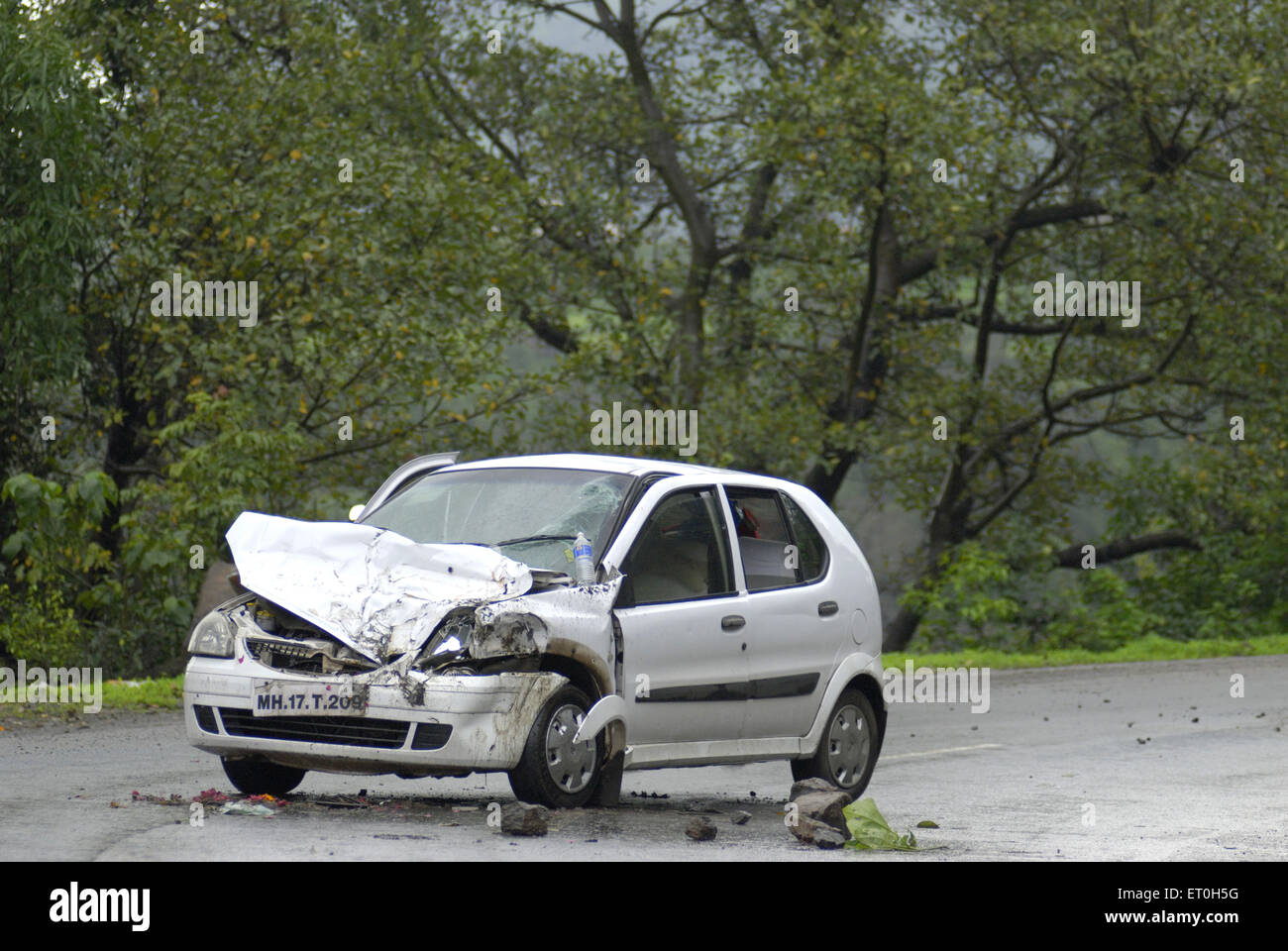 Daños en el coche, accidente de coche, Malshej Ghat ; Maharashtra ; India , asia Foto de stock