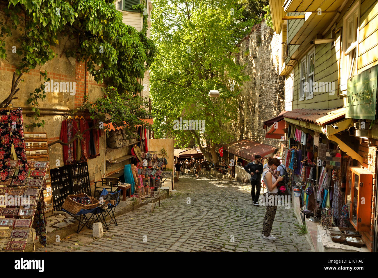 Tiendas de regalos en los callejones detrás del el Museo Hagia Sophia, Sultanahmet, Eminonu, Estambul, Turquía Foto de stock