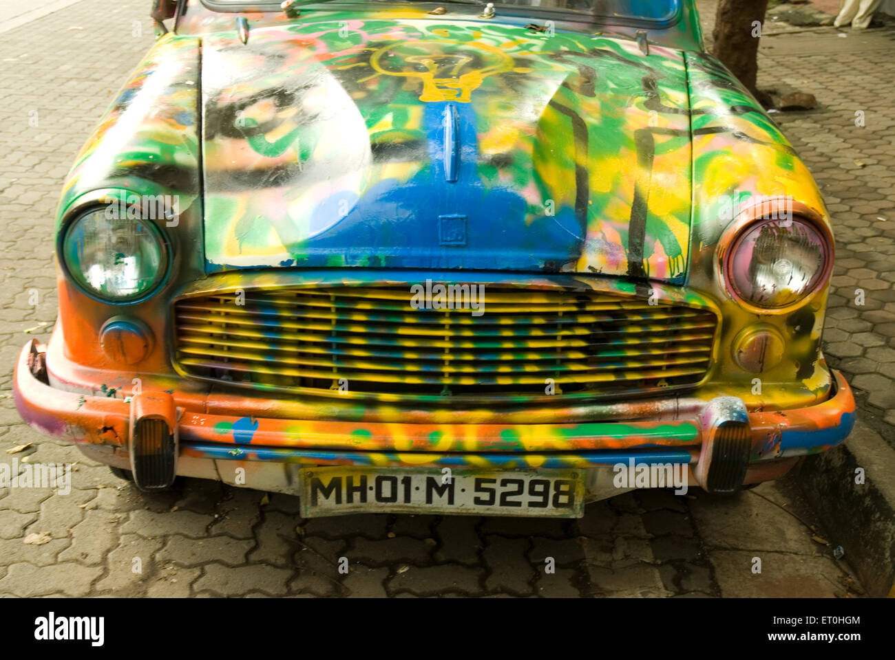 El coche Ambassador pintó en el oeste de Bandra Mumbai Maharashtra India Asia Foto de stock