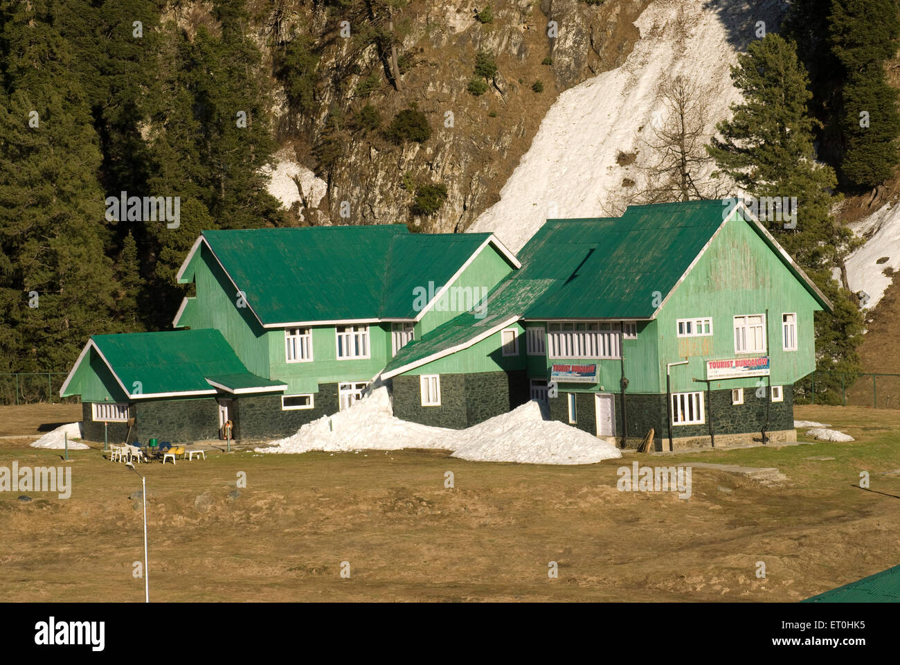 La casa verde rodeado Ice Pahalgam Jammu y Cachemira India Asia Foto de stock
