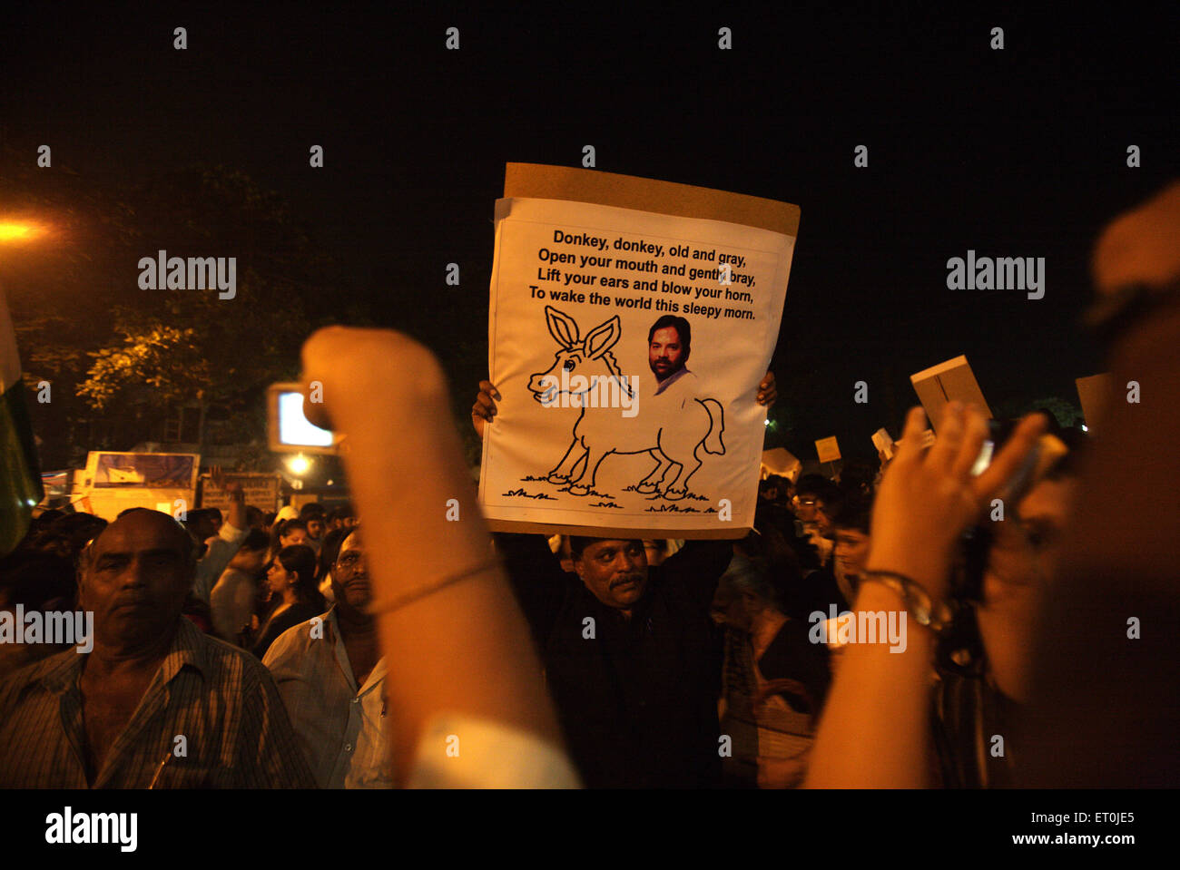 Personas sosteniendo pancarta caricaturas senior líder BJP Naqvi sentada de protesta masiva burro ataque terrorista el 26 de noviembre de 2008 Bombay Foto de stock