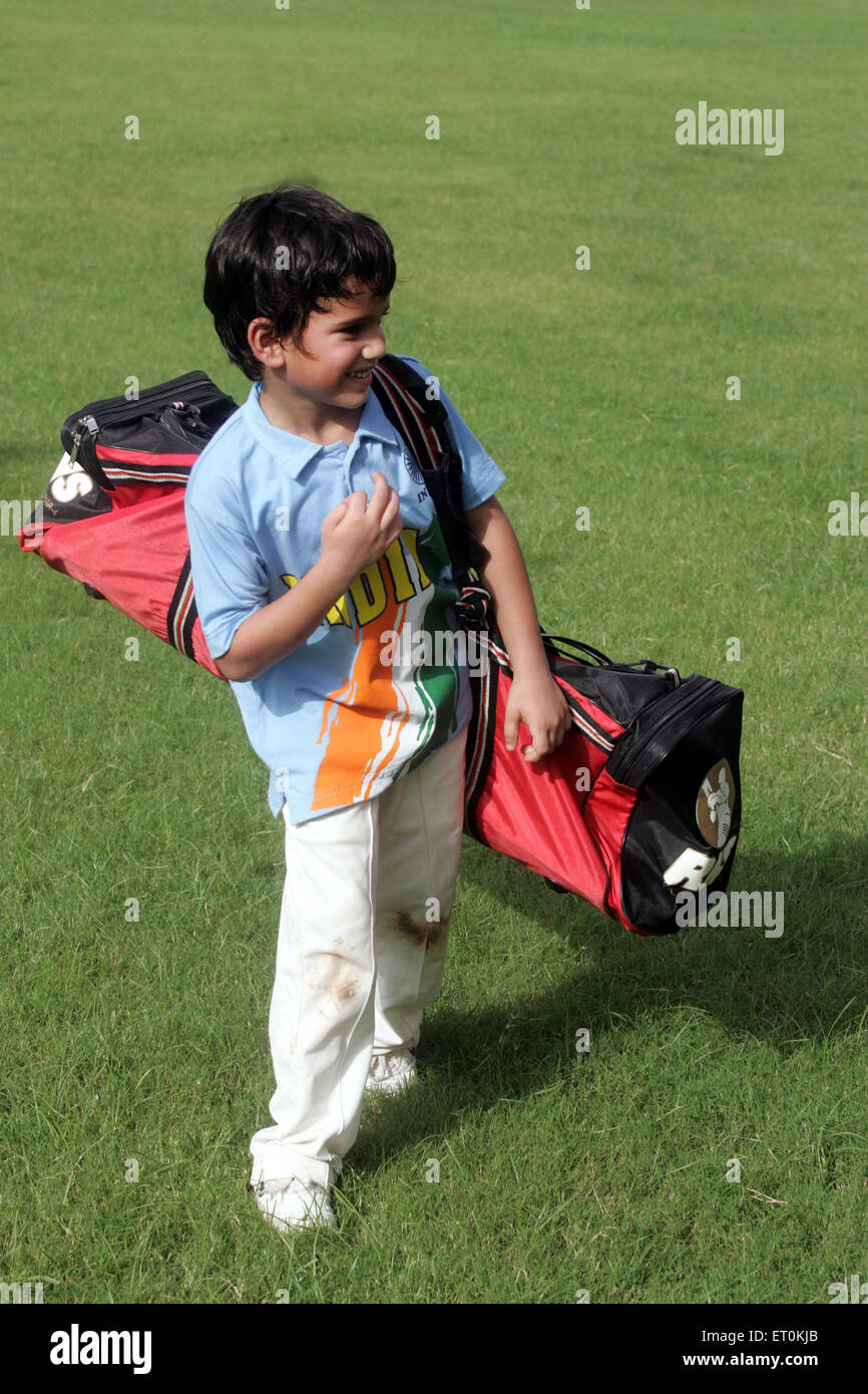 Arjun Tendulkar, hijo, Sachin Tendulkar, práctica de redes, Bombay, Mumbai, Maharashtra, India, Asia Foto de stock