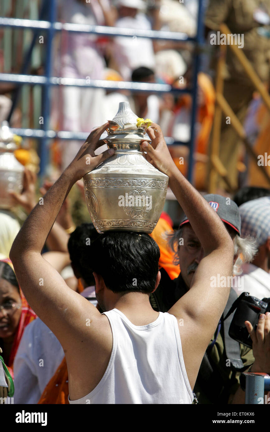 Devoto llevando agua preparada buque Mahamasthakabhisheka ; importante festival Jain Shravanabelagola Hassan en Karnataka Foto de stock
