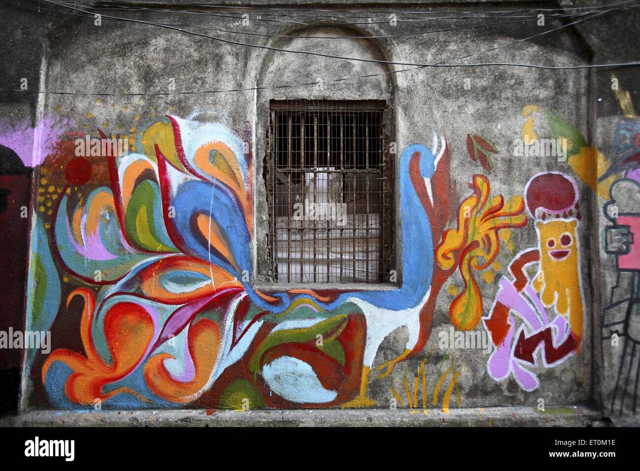 Graffiti de pared en Bandra aldea en los suburbios occidentales de Bombay, Maharashtra, India Mumbai ; ; Foto de stock