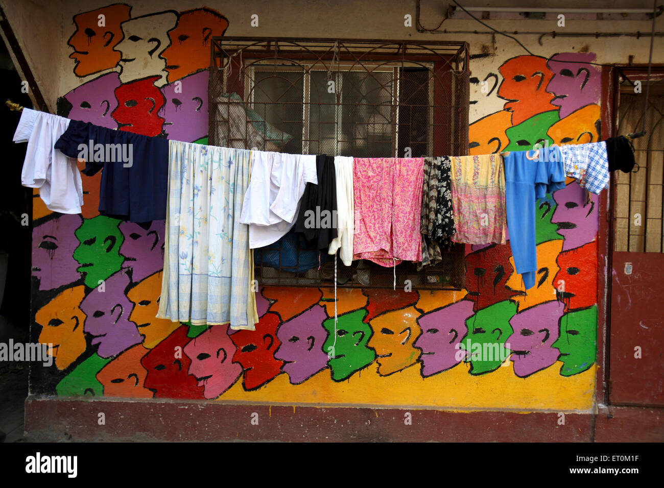 Graffiti de pared en Bandra aldea en los suburbios occidentales de Bombay, Maharashtra, India Mumbai ; ; Foto de stock