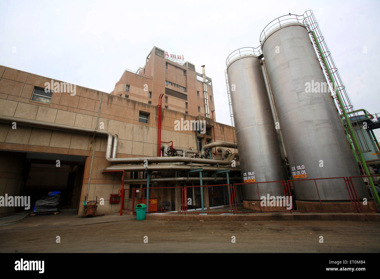 Los tanques grandes y vista exterior de la AMUL fábrica en Gujarat India Anand ; ; Foto de stock