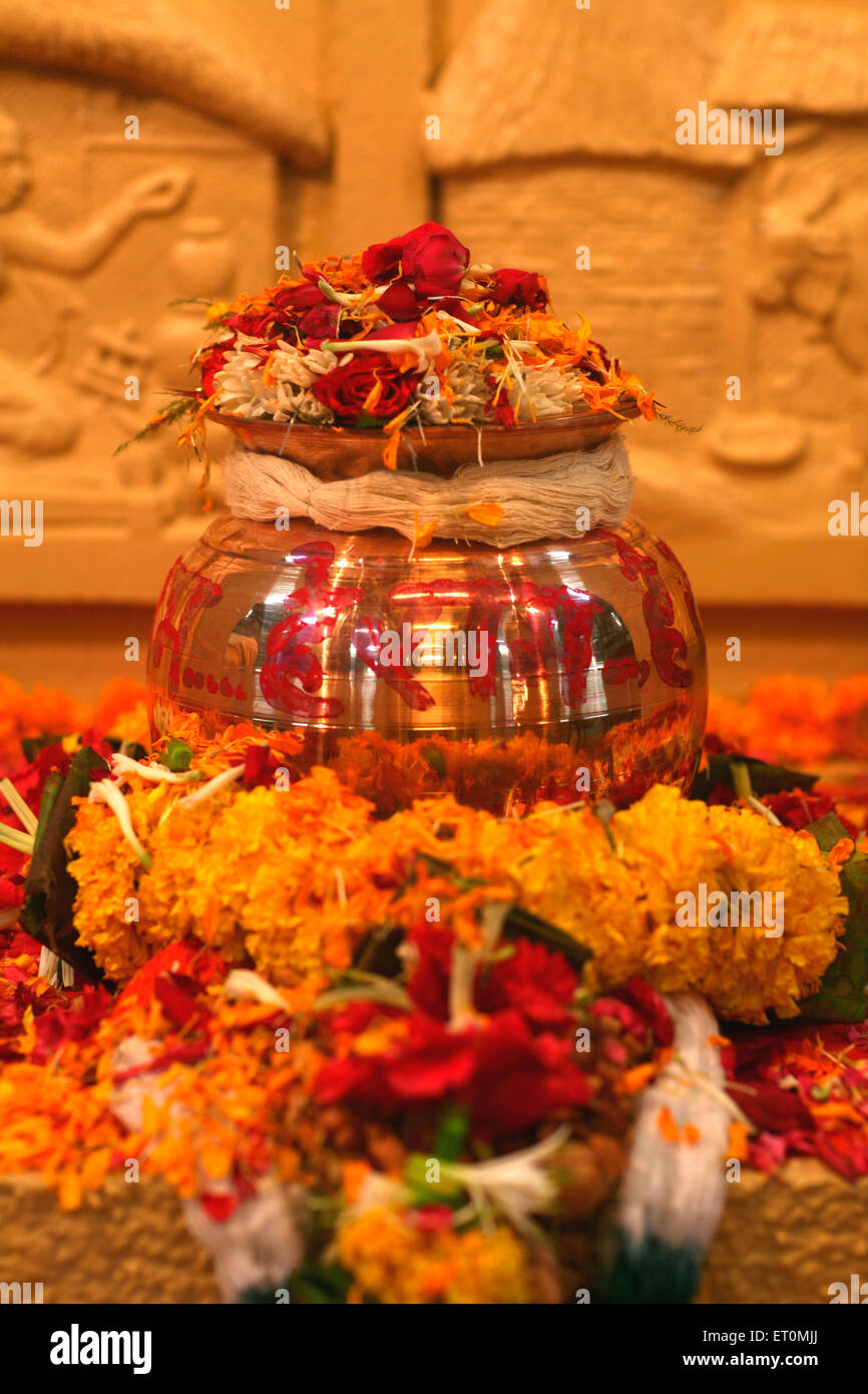 Urna que contiene las cenizas del padre de la nación ; Mahatma Gandhi mantuvo en medio de las flores para su exhibición pública en Mani Bhavan Foto de stock