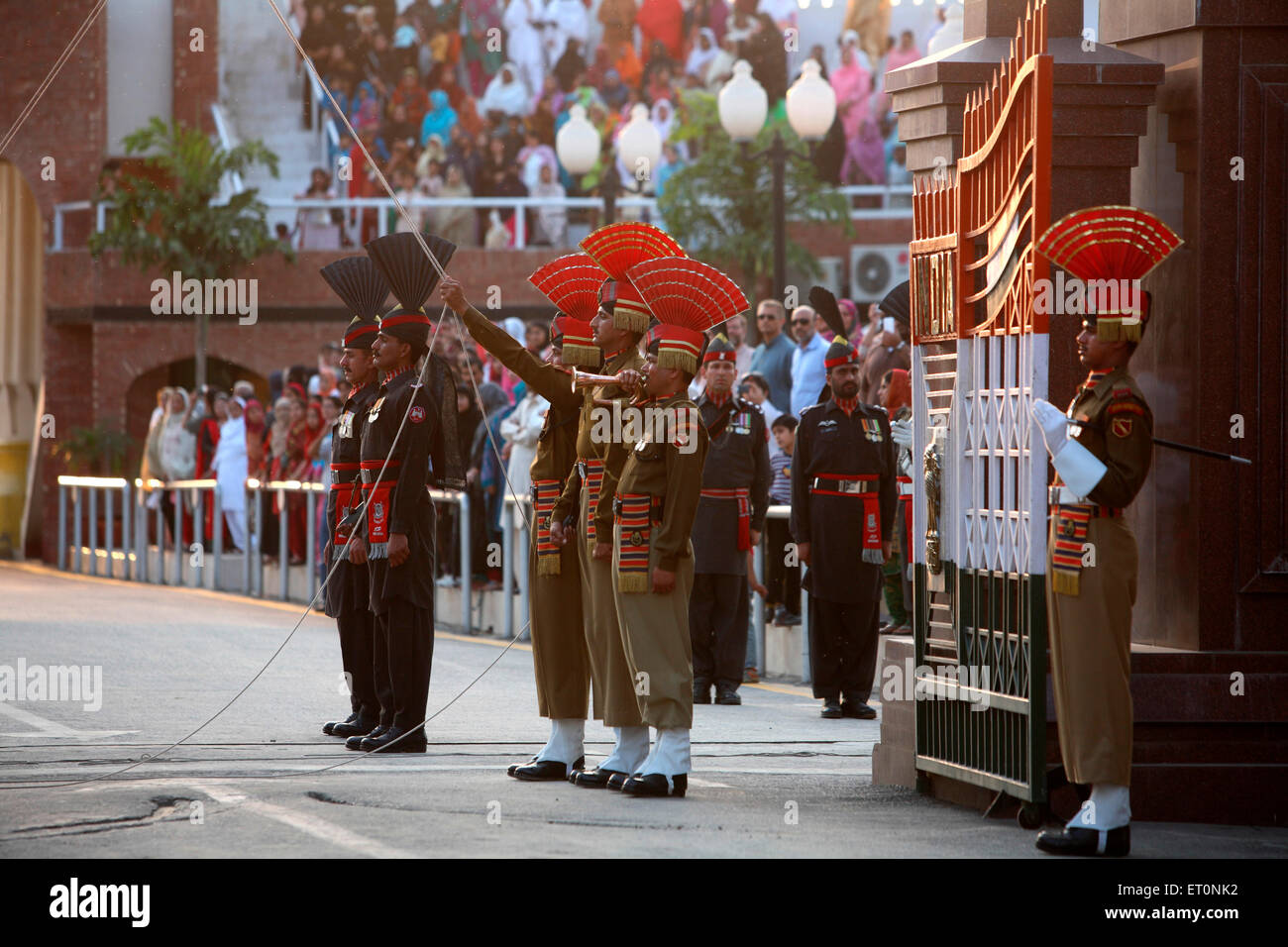 Soldados de la fuerza de seguridad fronteriza india y pakistaní haciendo contraparte desfile antes de empezar a cambiar de ceremonia de cambio de guardia fronteriza Wagah India Foto de stock