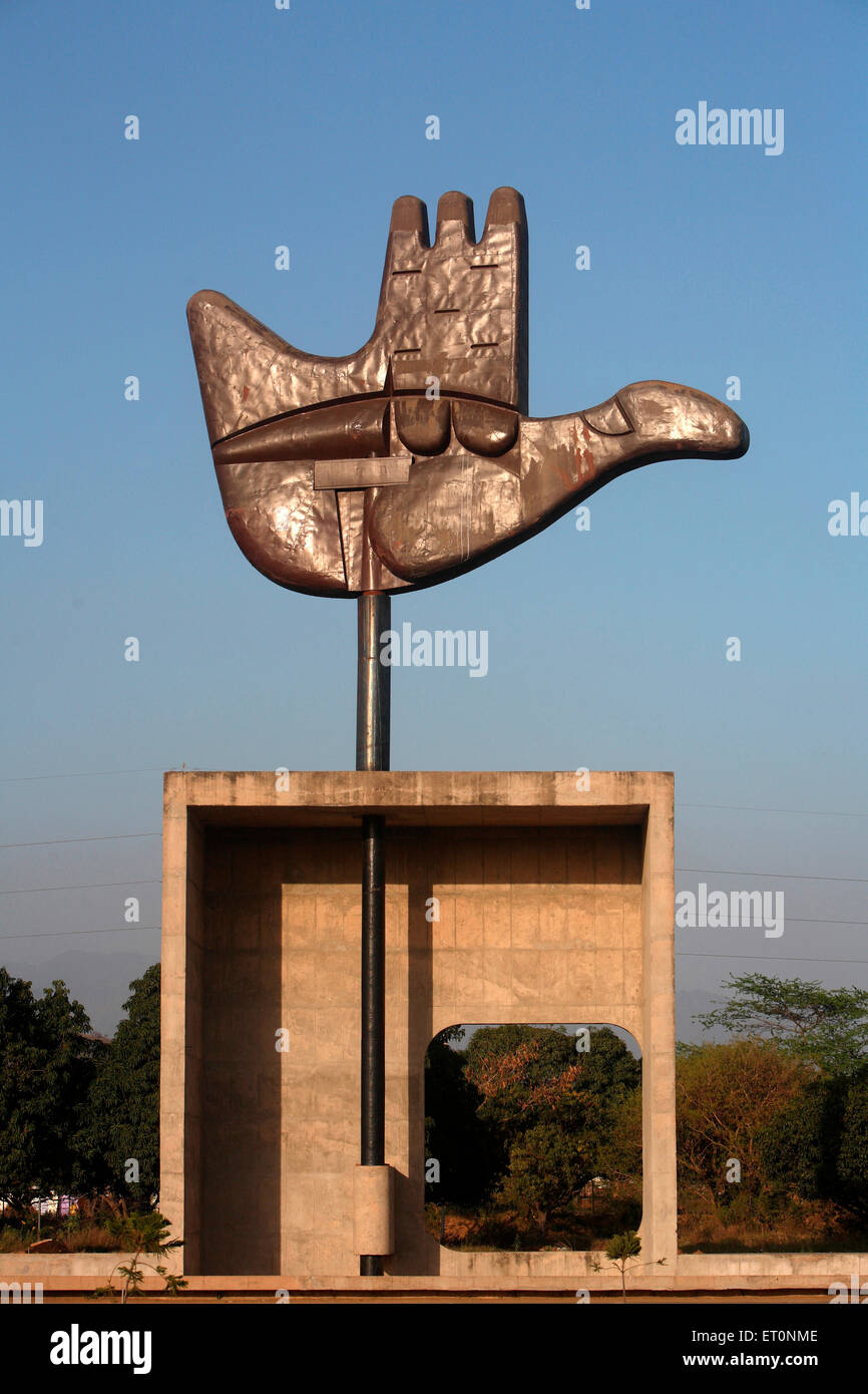 Monumento a mano abierta, arquitecto le Corbusier, Chandigarh, Territorio de la Unión, UT, India, Asia Foto de stock