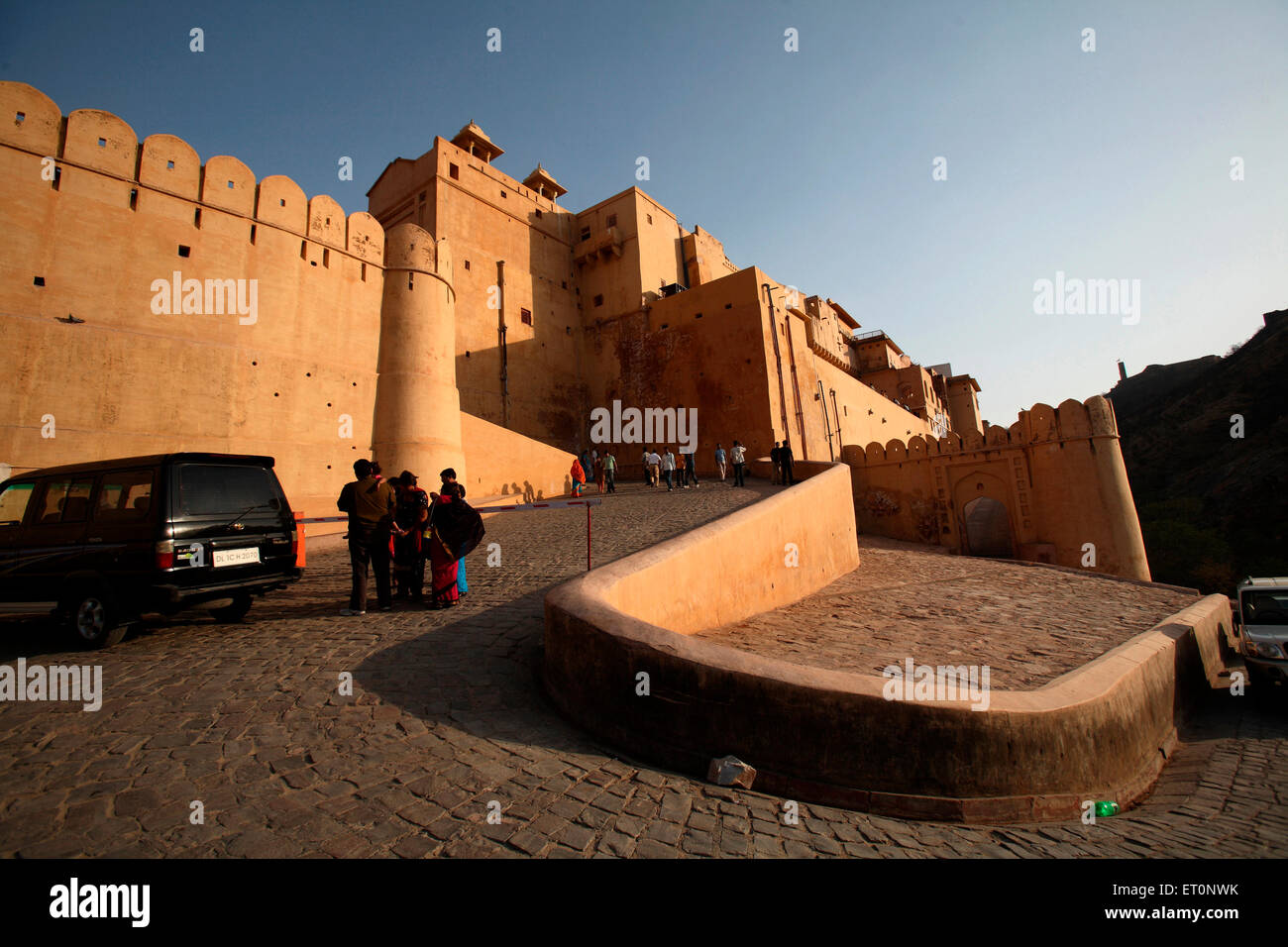 Los turistas en ámbar o Amer Fort construido en1592 ; ; ; La India Jaipur Rajastán Foto de stock