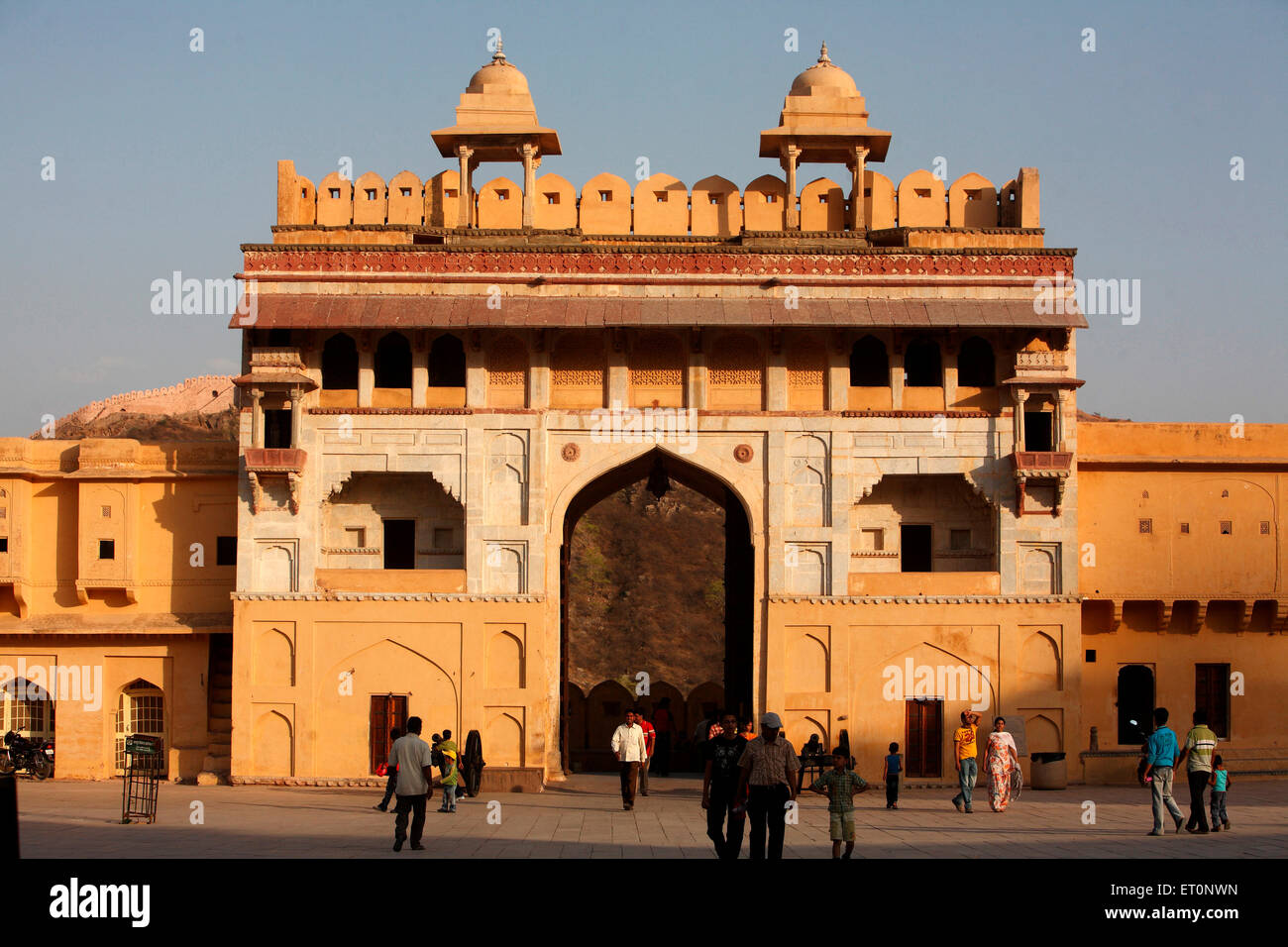 Arco de entrada de color ámbar o Amer Fort construido en 1592 ; ; ; La India Jaipur Rajastán Foto de stock