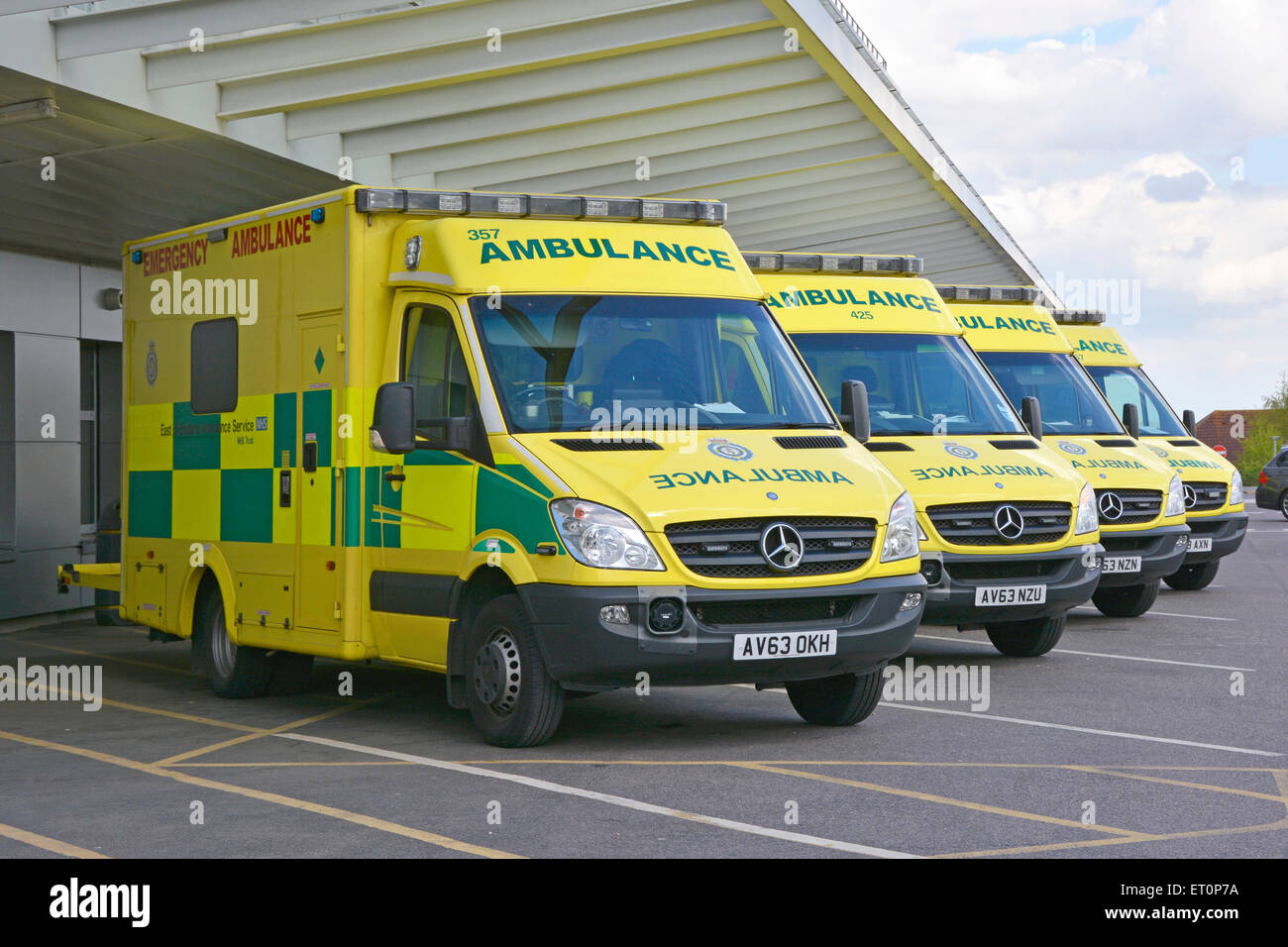 Servicio de ambulancias en el este de Inglaterra Mercedes Benz NHS ambulancias estacionadas fuera del hospital DE ACCIDENTES Y urgencias DE A&E Essex Inglaterra Reino Unido Foto de stock