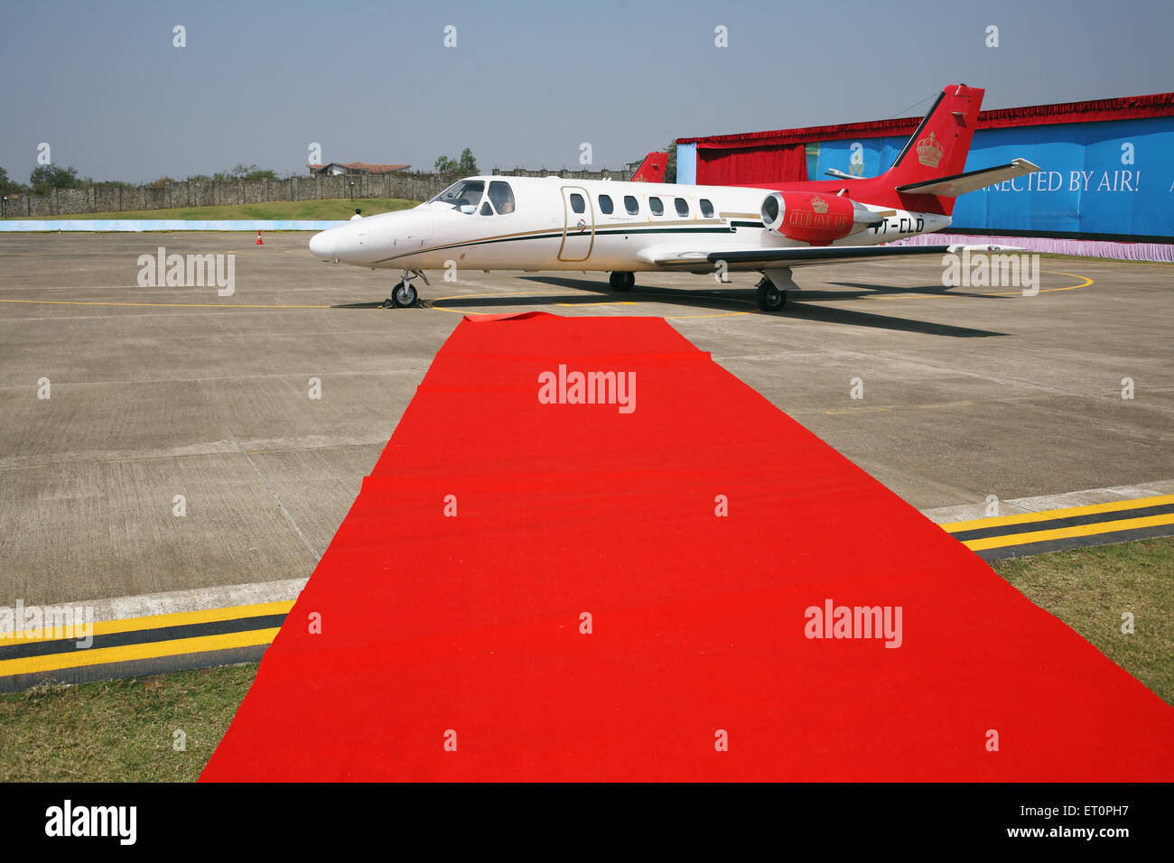 Alfombra roja para los pasajeros del vuelo inaugural en el aeropuerto Lonavala aamby valley ; ; ; Maharashtra India Foto de stock