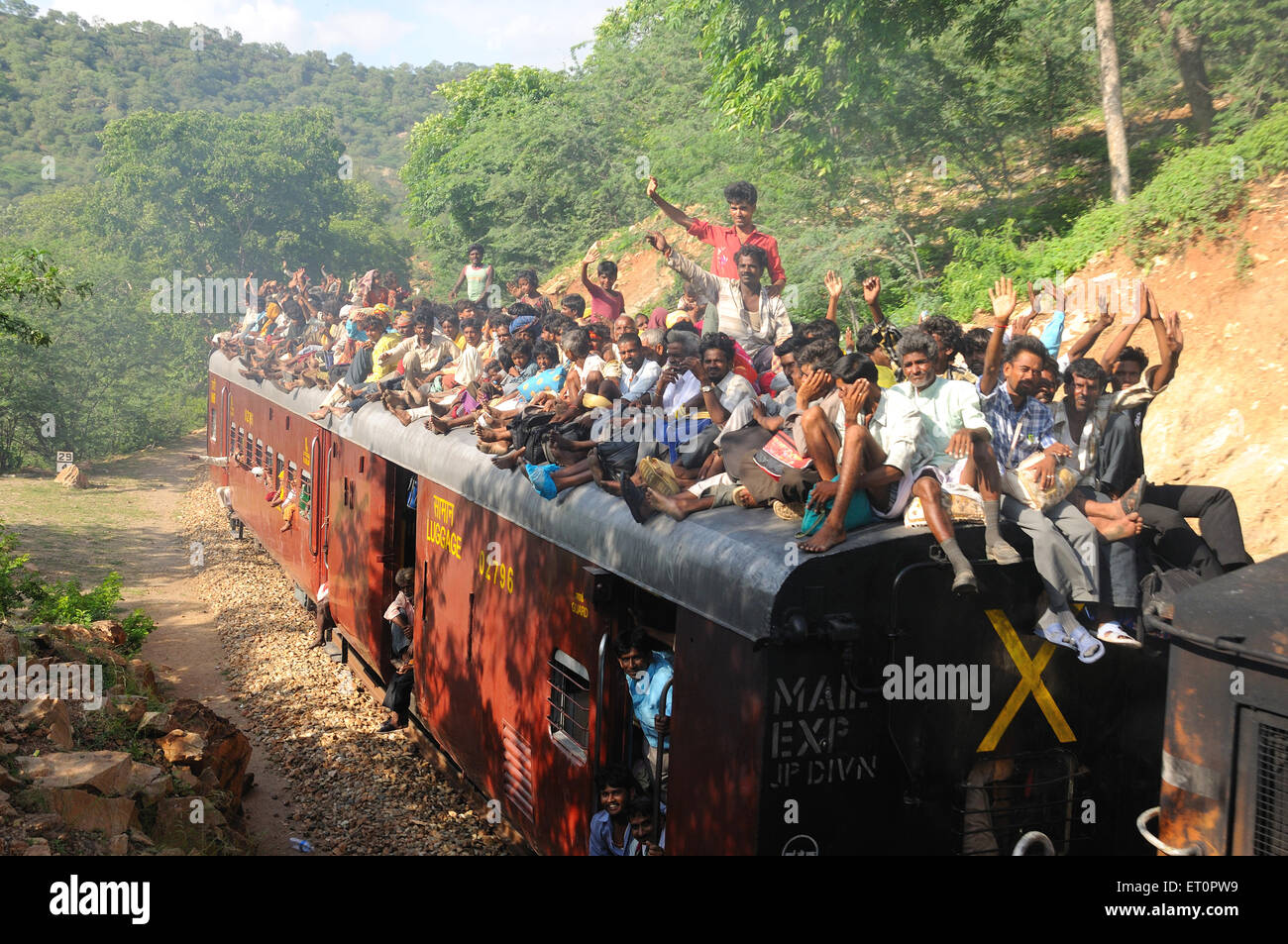 Las personas viajan en el techo del tren Goram Ghat Marwar Junction Rajasthan India Foto de stock