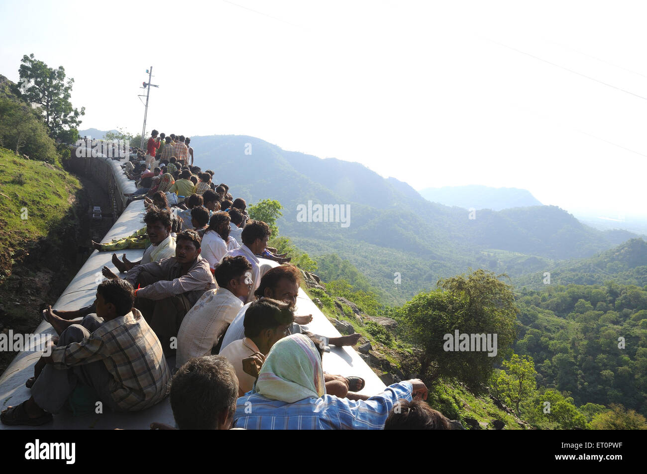 Las personas que toman el riesgo mientras viaja en el techo del tren ghat Goram ; ; ; ; Marwar Junction Rajasthan India Foto de stock