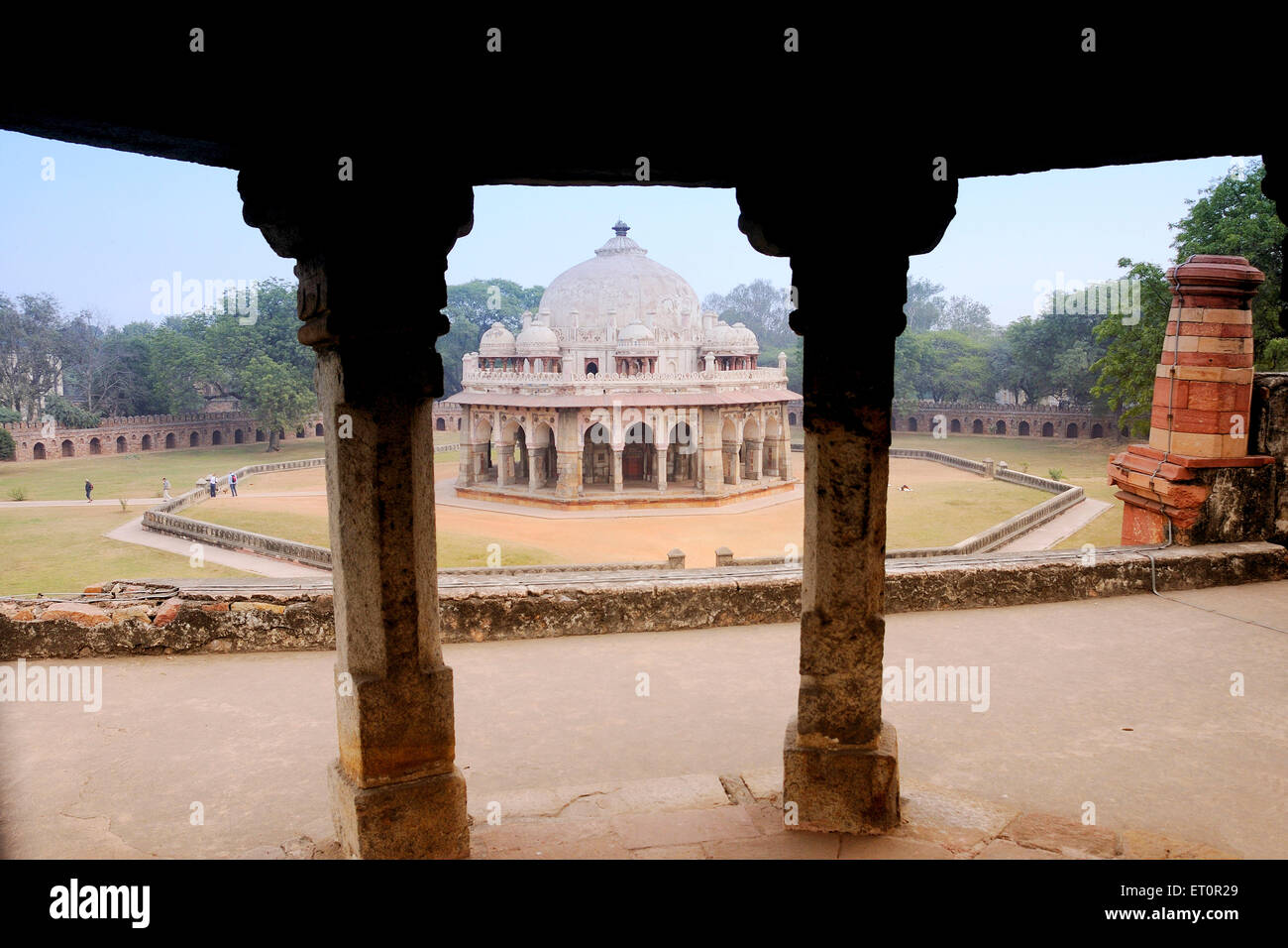 Isha khan tumba a través de pilares dentro de Humayun tumba ; ; Delhi India Foto de stock