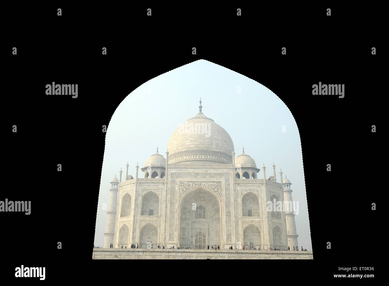 Taj Mahal desde el arco del guesthouse mehman khana Agra ; ; ; en Uttar Pradesh, India Foto de stock