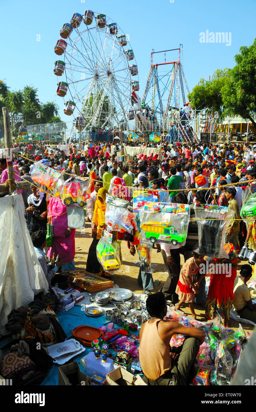 La gente compra y preguntando durante la feria de Pushkar Rajasthan ; ; India Foto de stock