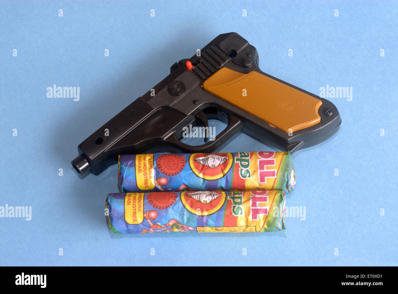 Pistola de ruido de juguete fotografías e imágenes de alta resolución -  Alamy