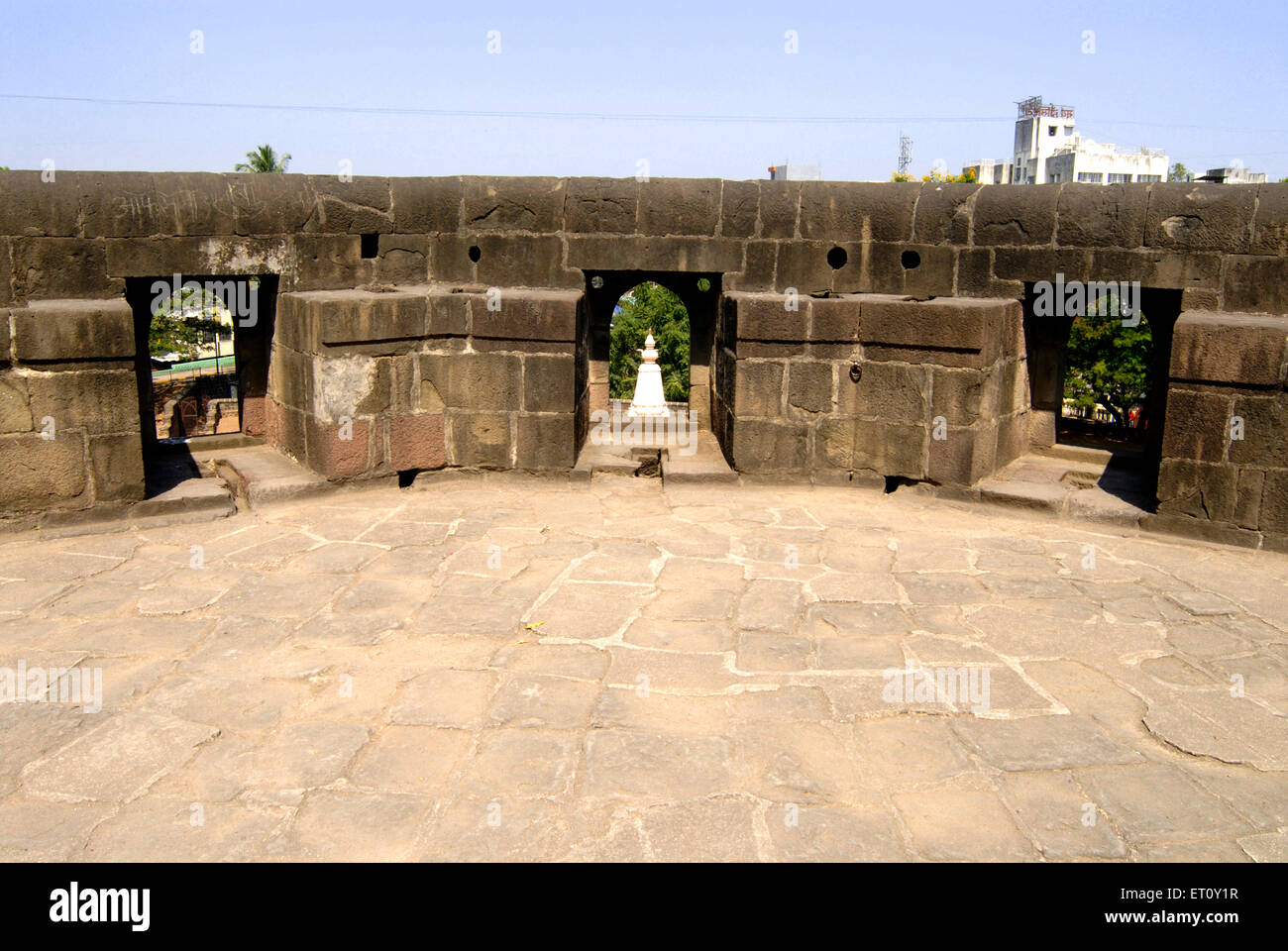 La fortificación y peep de bastion agujeros en la parte superior de la entrada principal de Pune, Maharashtra Shaniwarwada ; ; ; La India Foto de stock