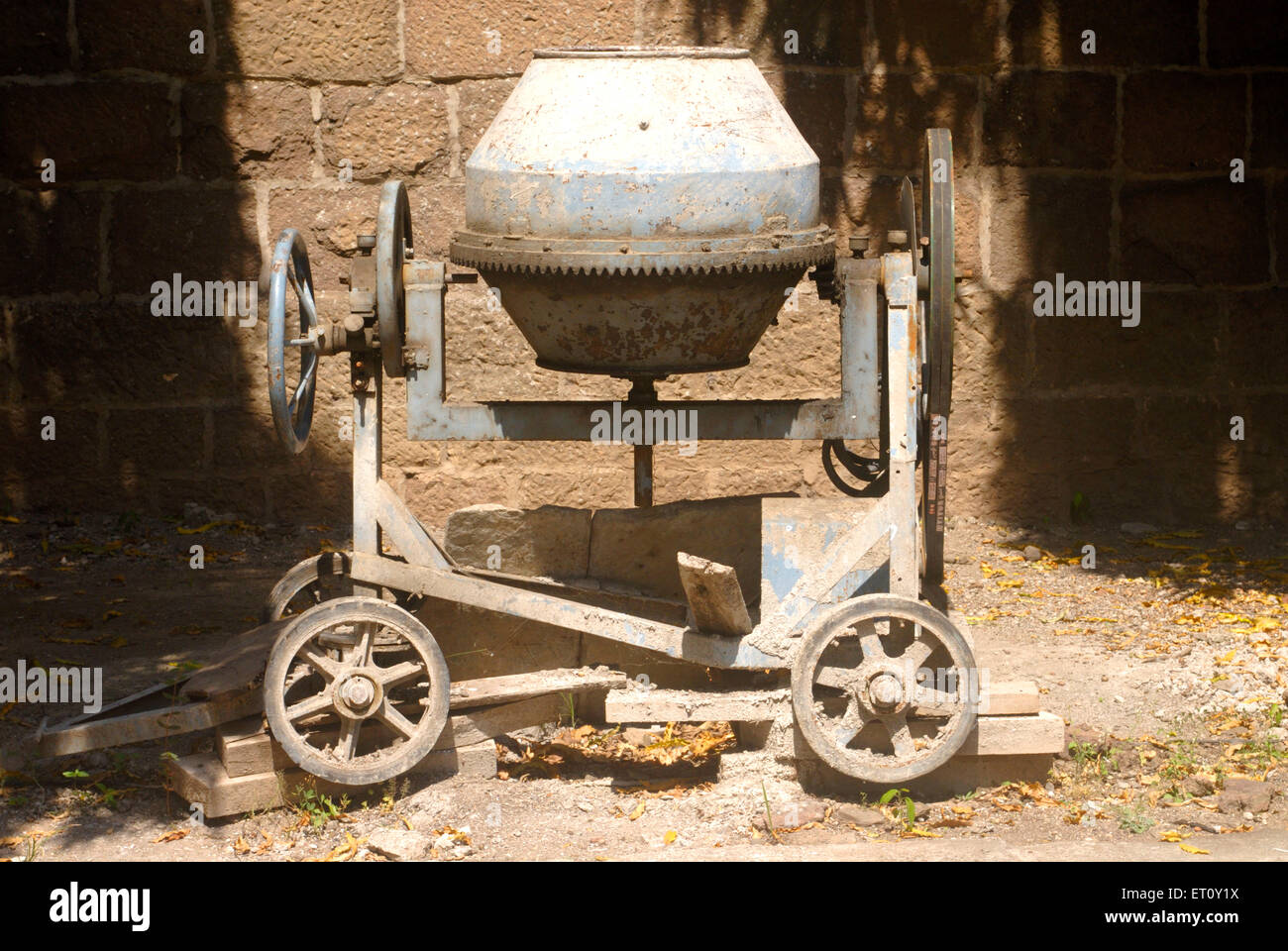 Mezcladora pequeña de cemento ; Pune ; Maharashtra ; India ; Asia Foto de stock