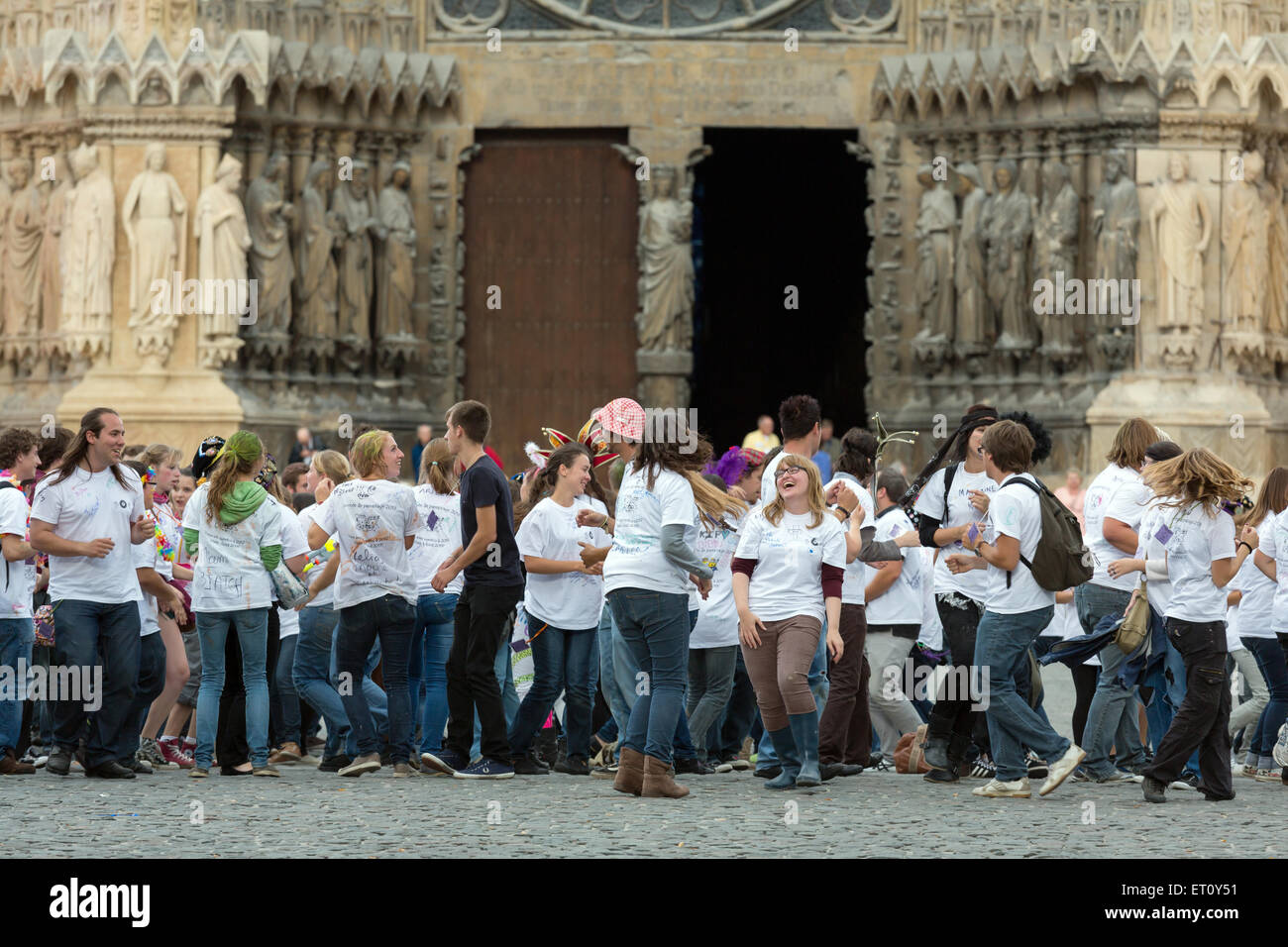 En Reims, Francia, los estudiantes celebran la frescura con el journee de parrainage Foto de stock